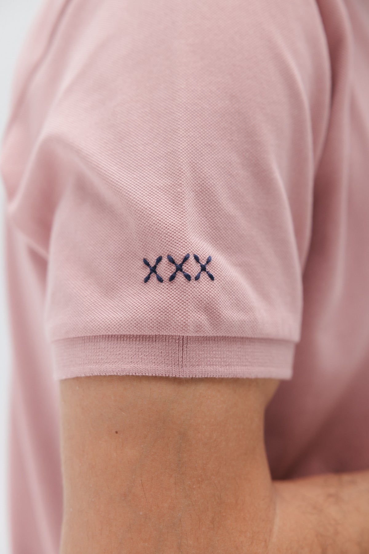 CAMISA POLO LAVADA COM DESENHO EM PEDRA ROSA