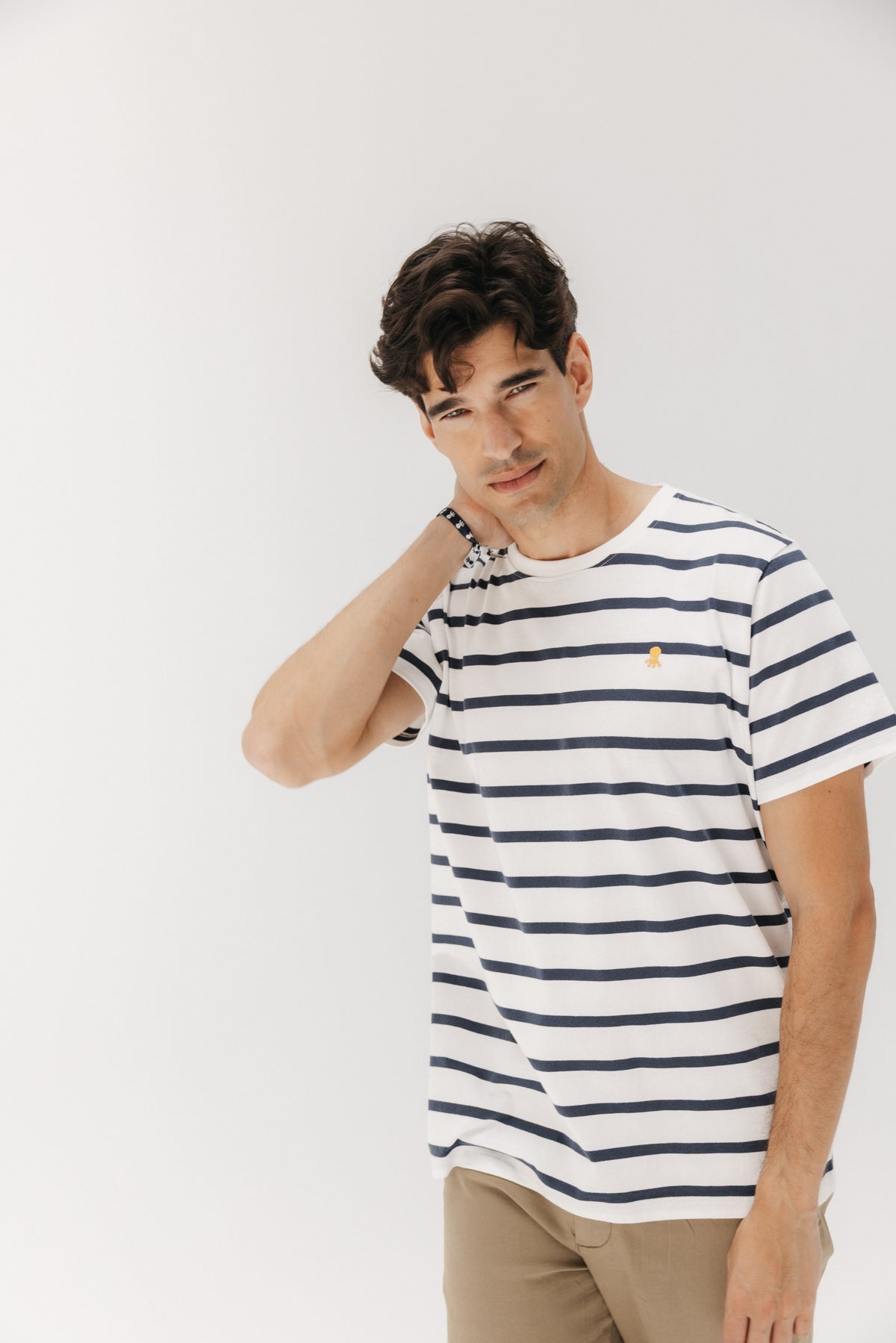 T-SHIRT BÁSICA COM LISTRAS BRANCAS PURAS E BORDADO