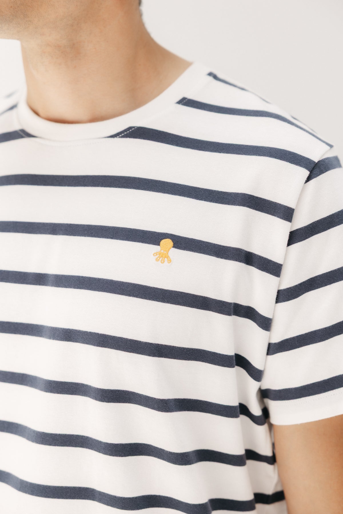 T-SHIRT BÁSICA COM LISTRAS BRANCAS PURAS E BORDADO
