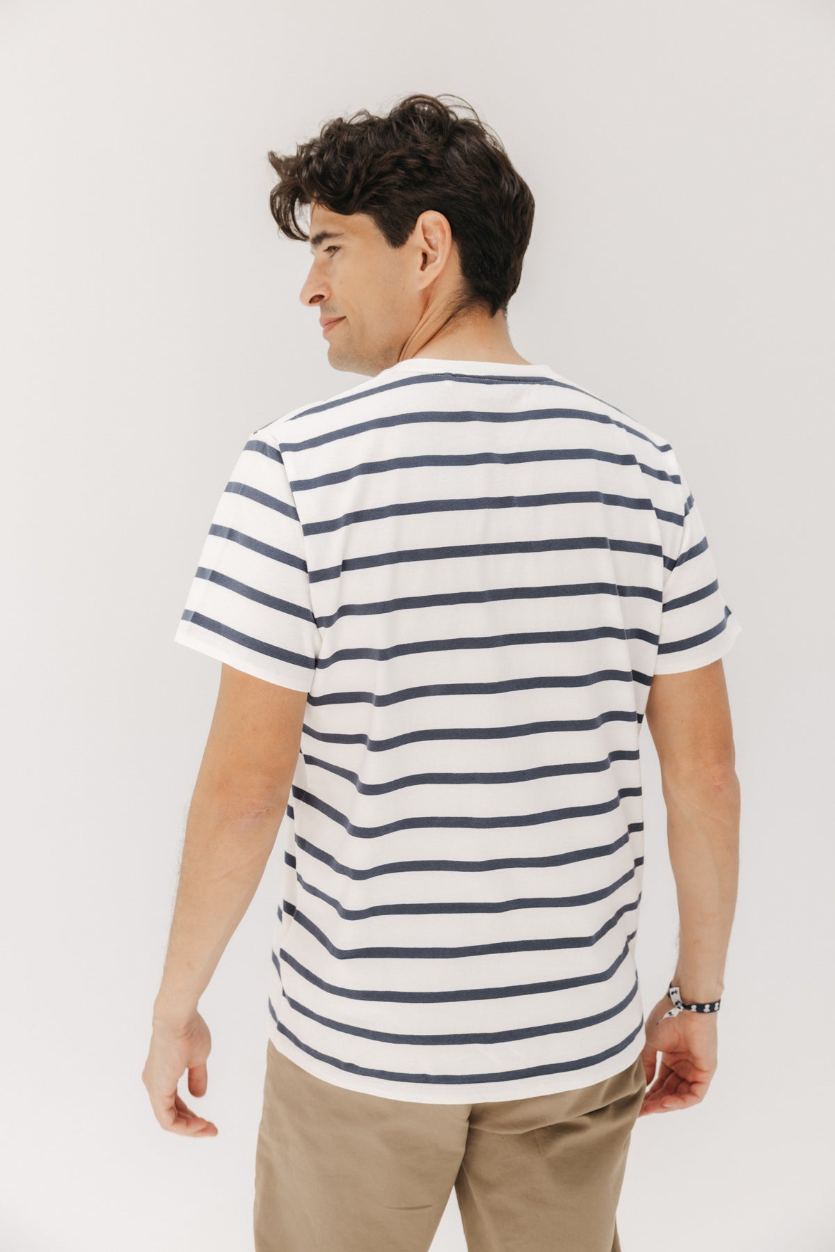 T-SHIRT BÁSICA COM LISTRAS BRANCAS PURAS E BORDADO