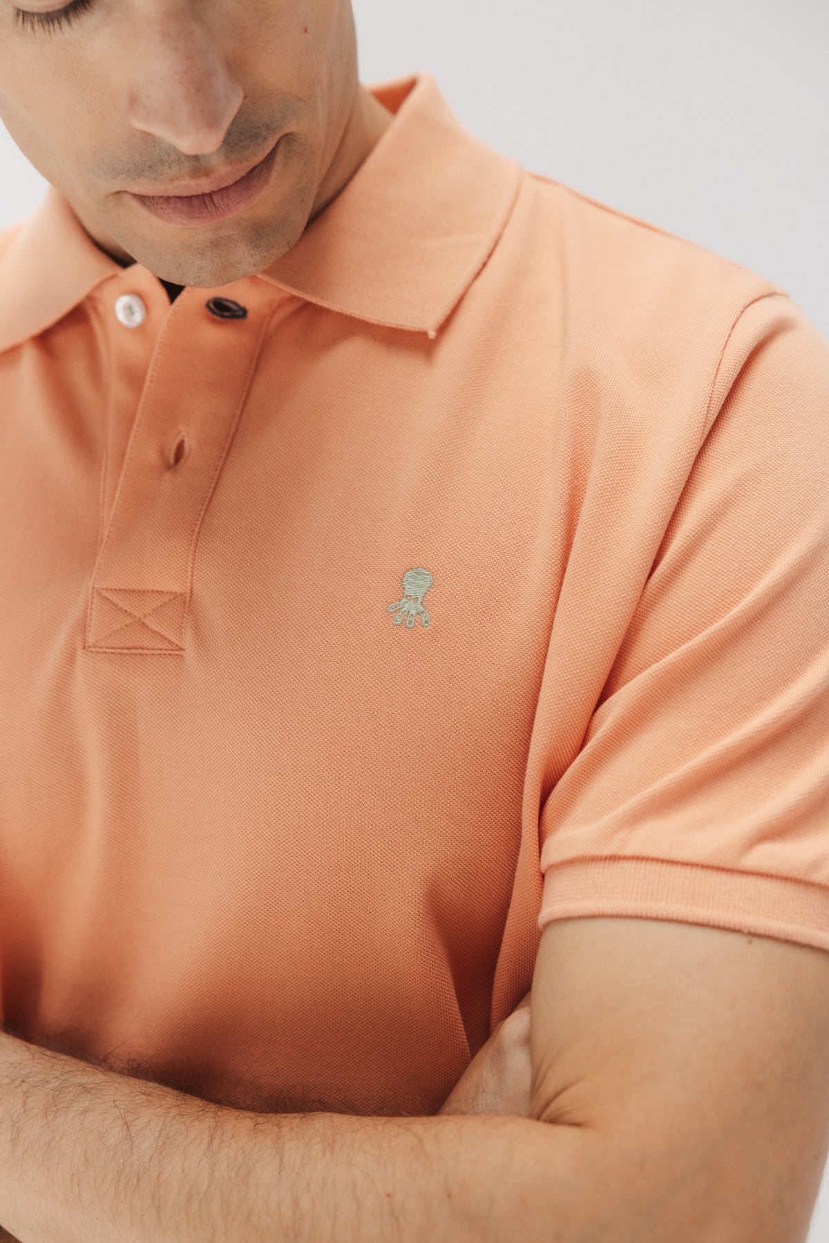 POLO LAVADO BORDADO A CONTRASTE MELOCOTÓN