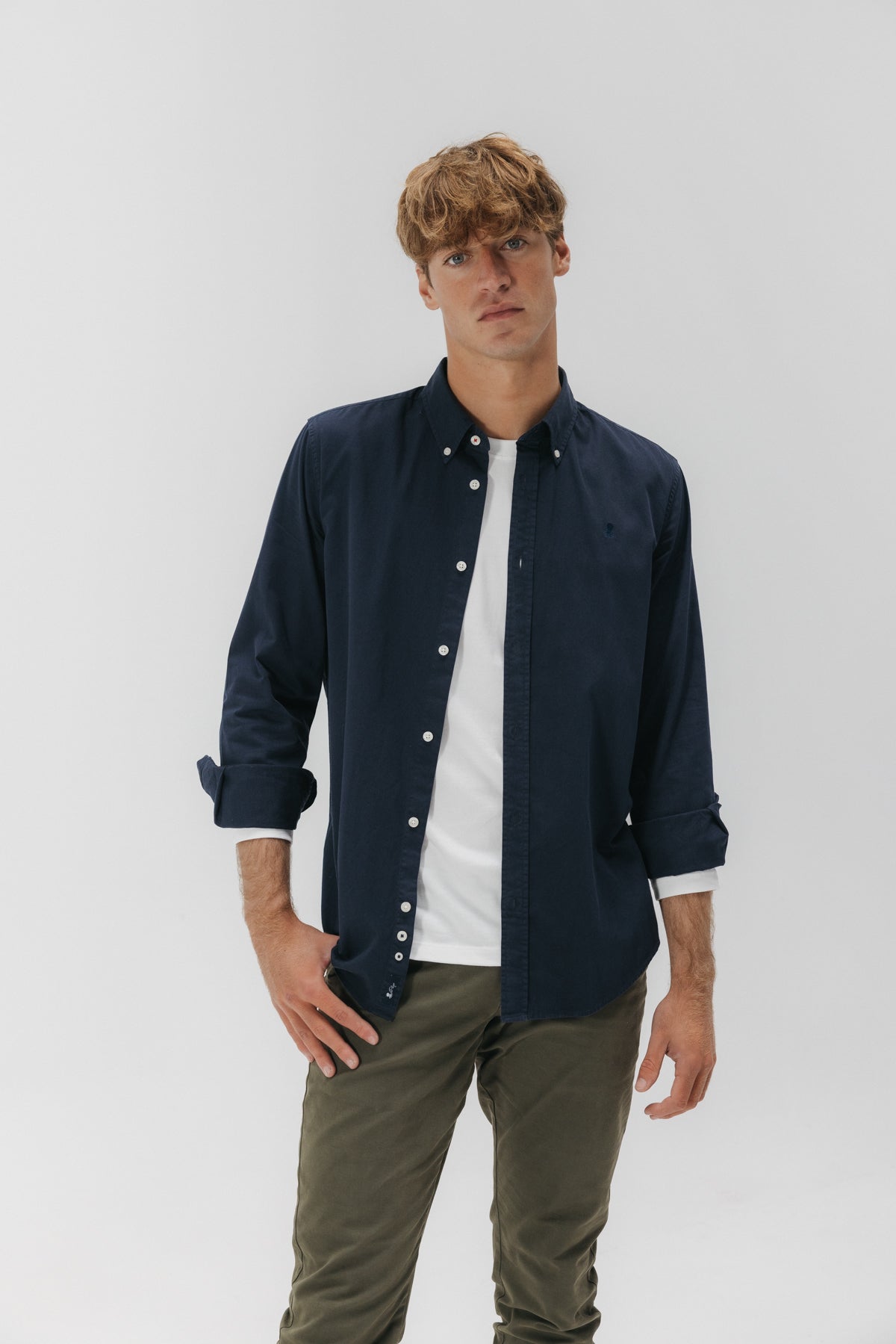 Camisa casual sarga tintada azul marino