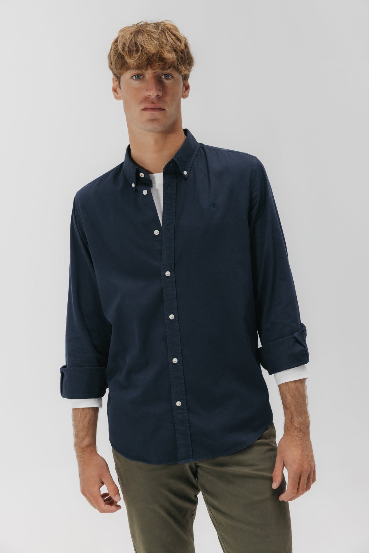 Camisa casual sarga tintada azul marino