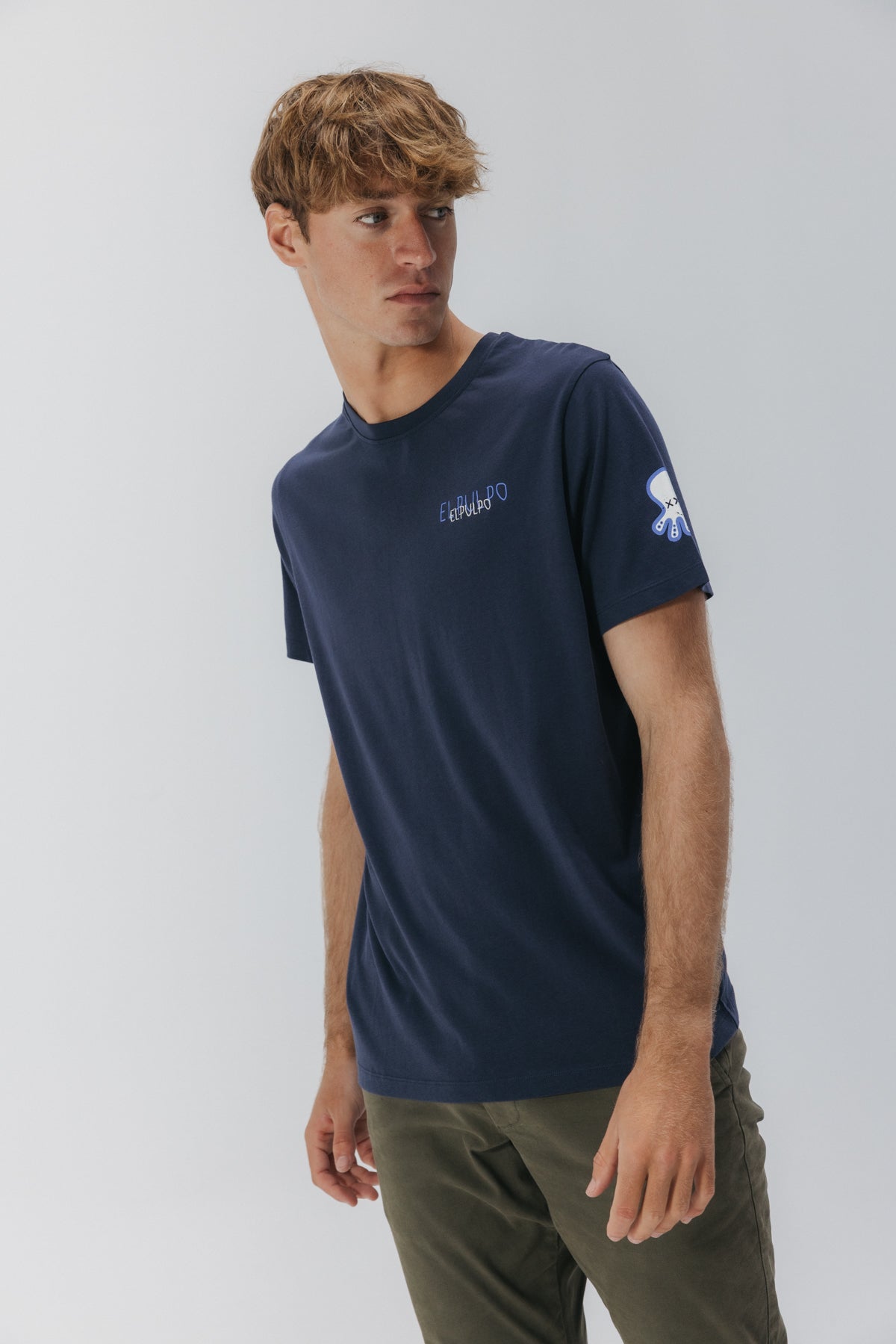 CAMISETA ESTAMPADO TRIPLE LOGO DESGASTADO AZUL MARINO DELAVÉ