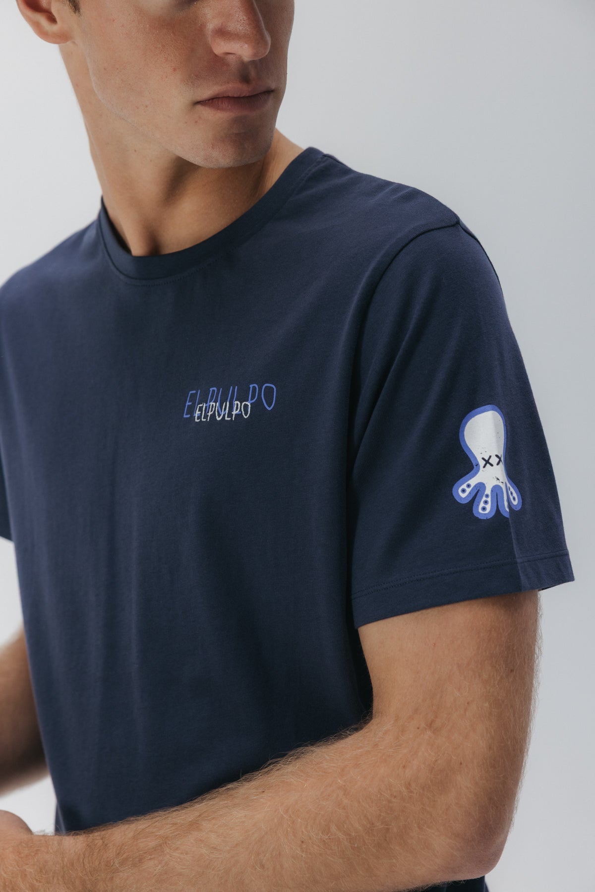 CAMISETA ESTAMPADO TRIPLE LOGO DESGASTADO AZUL MARINO DELAVÉ