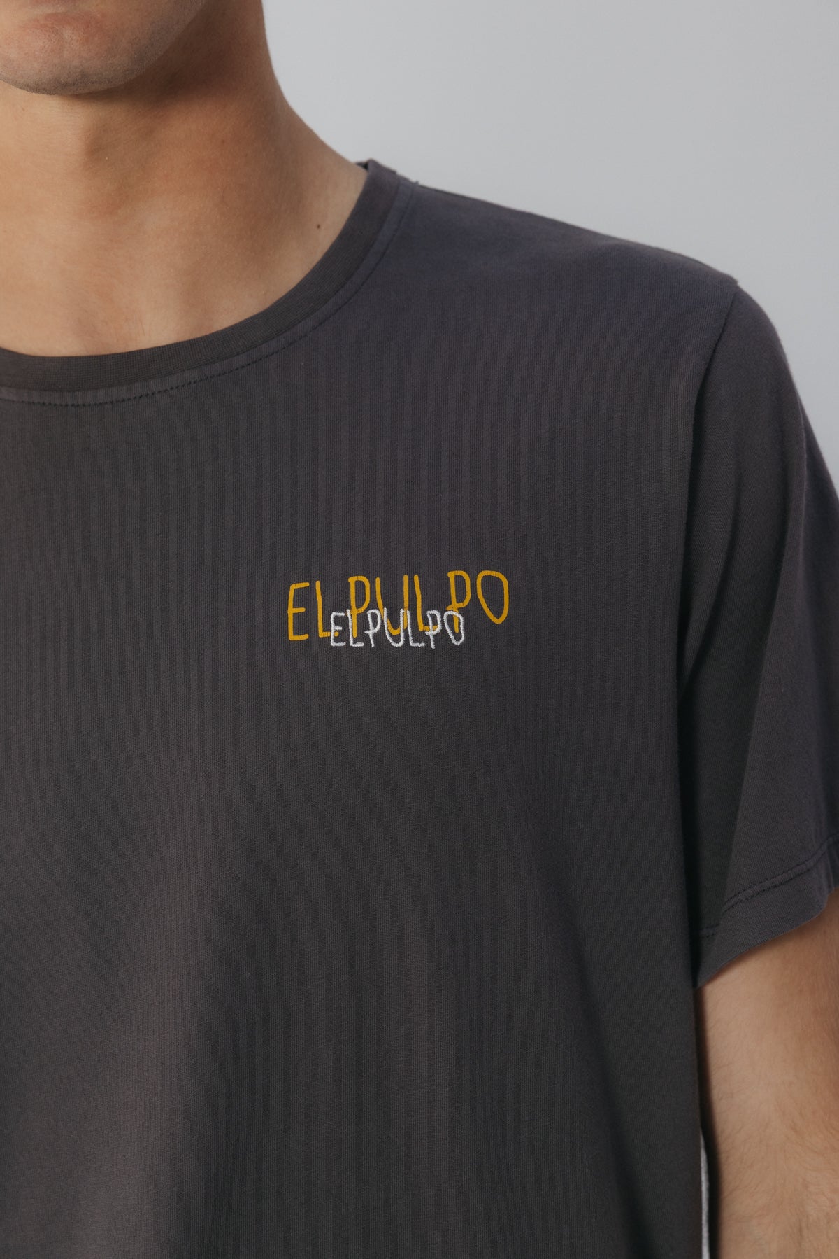 CAMISETA LOGO TEJIDO ANTRACITA