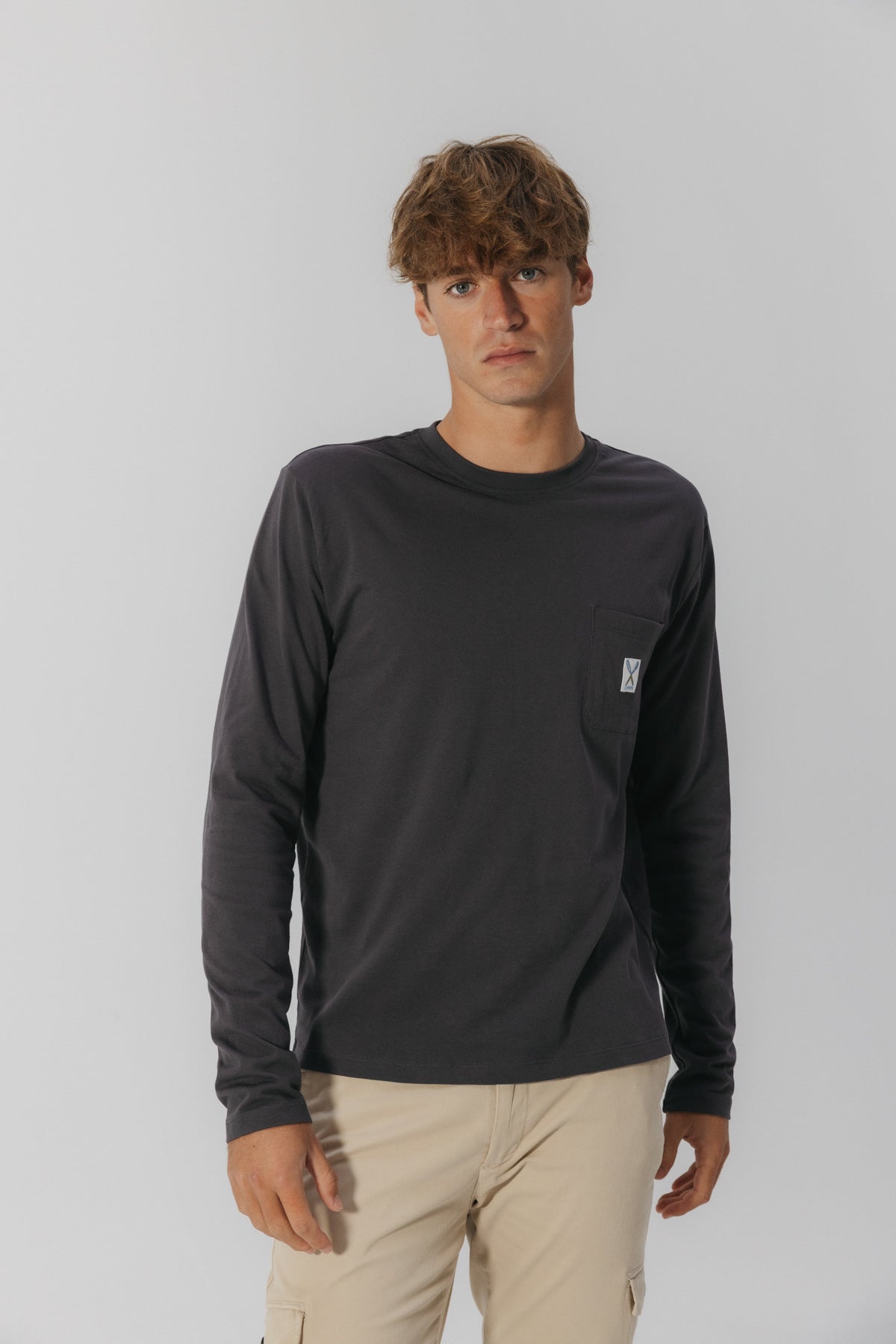 CAMISETA MANGA LARGA BOLSILLO ETIQUETA ANTRACITA