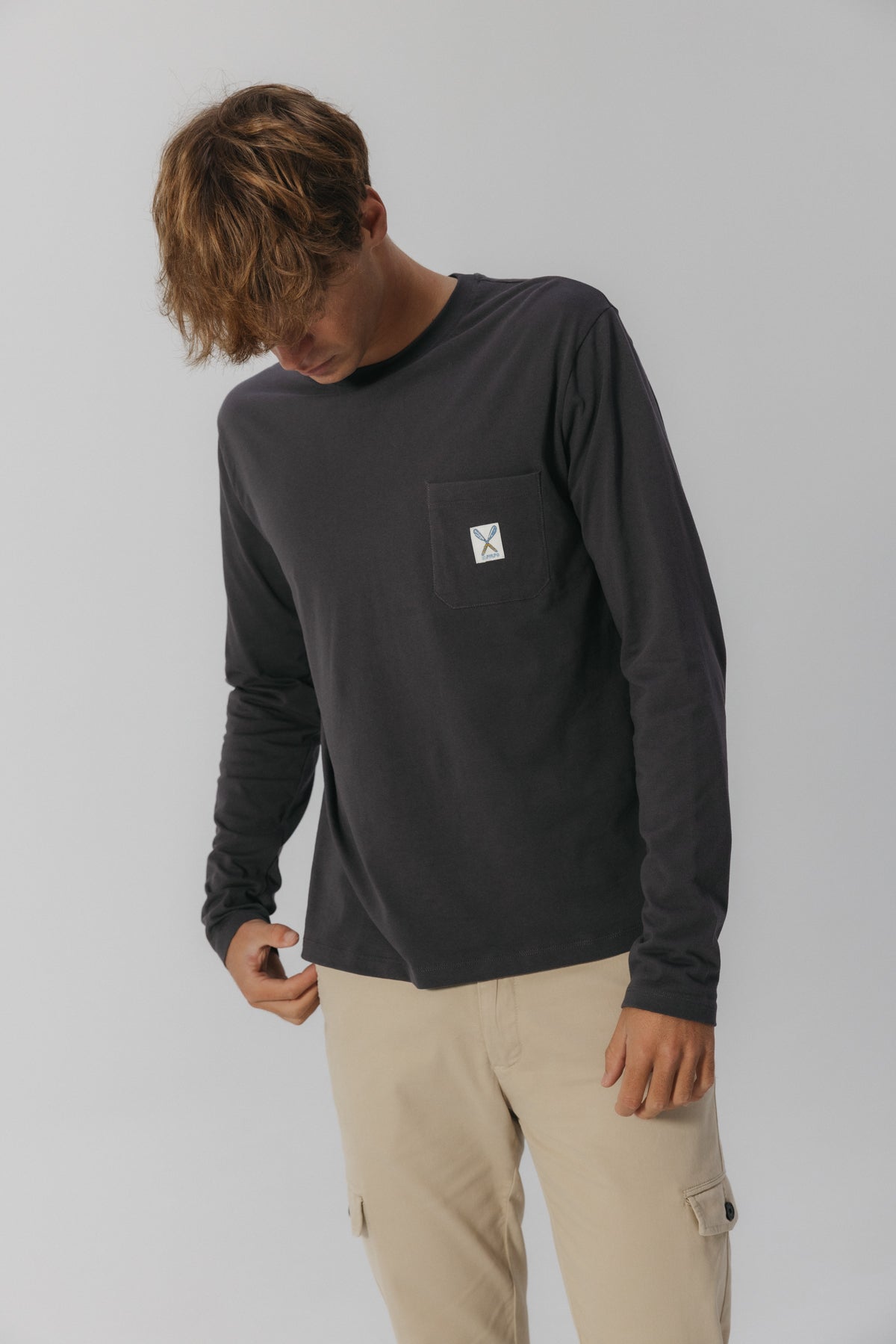 CAMISETA MANGA LARGA BOLSILLO ETIQUETA ANTRACITA