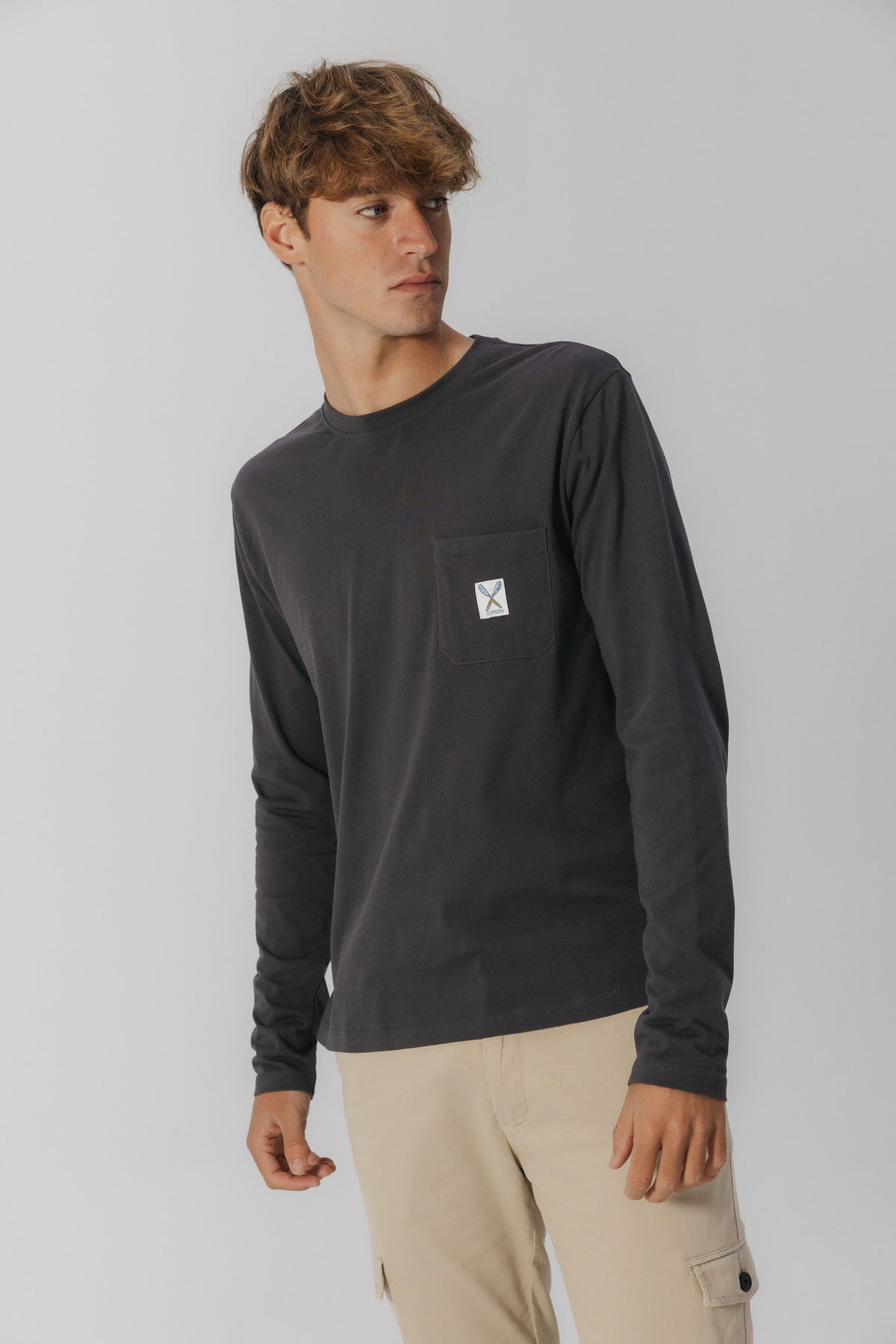 CAMISETA MANGA LARGA BOLSILLO ETIQUETA ANTRACITA