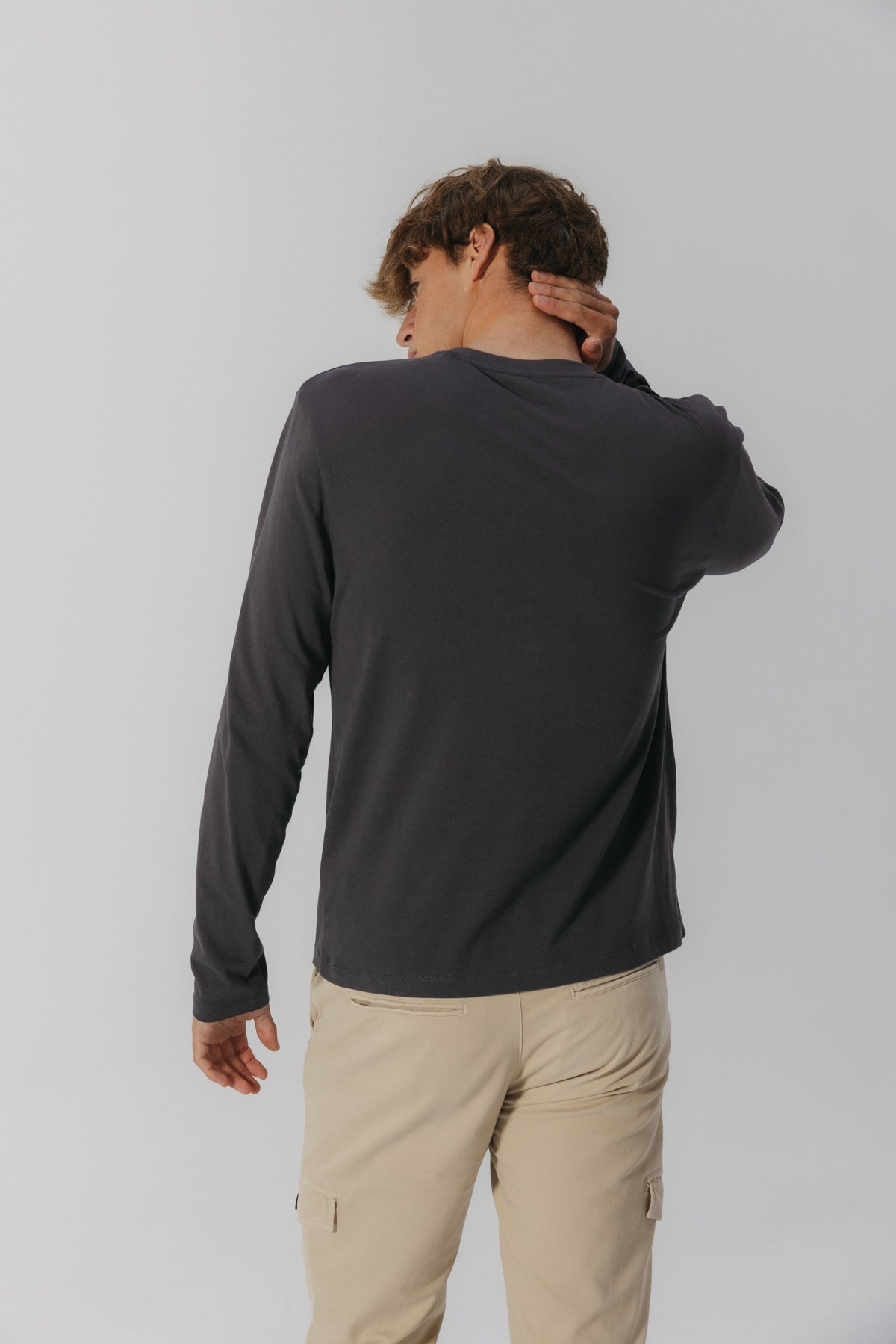 CAMISETA MANGA LARGA BOLSILLO ETIQUETA ANTRACITA