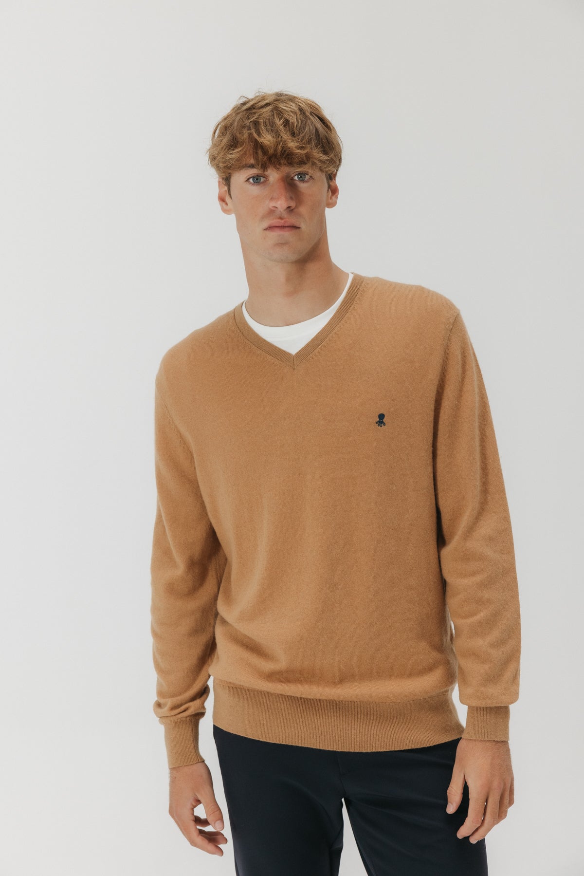 JERSEY BÁSICO CUELLO PICO CAMEL