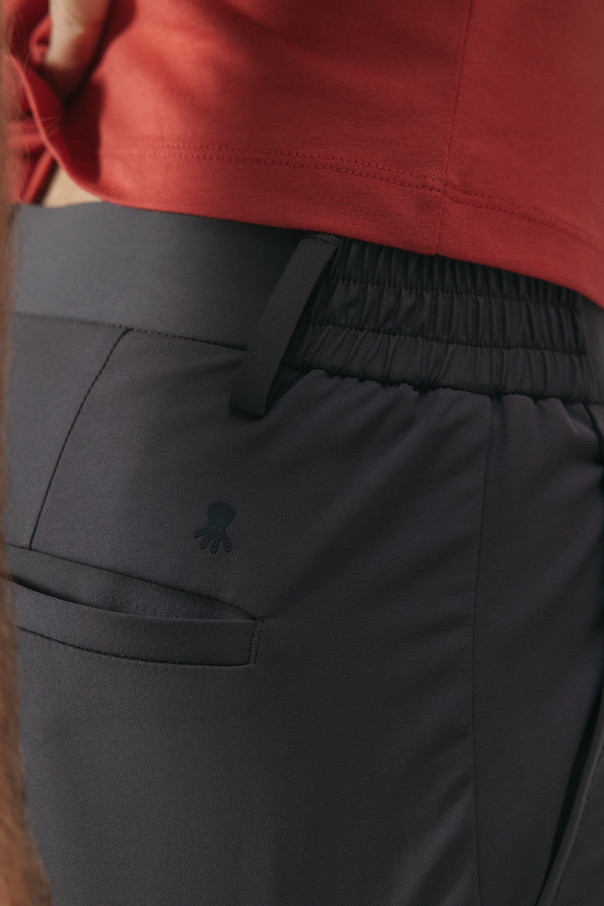 PANTALÓN TÉCNICO ULTRALIGERO GRIS OSCURO