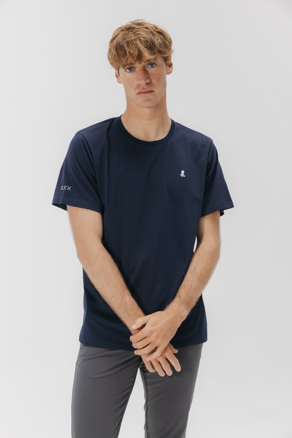 Camiseta bordado logo contraste azul marino