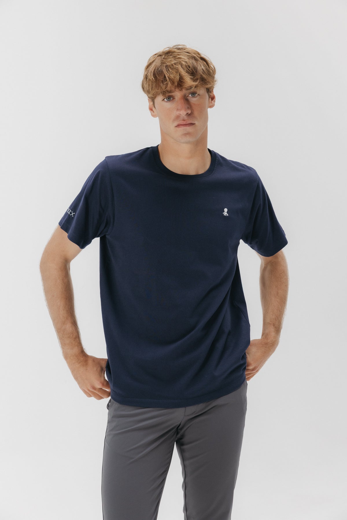 Camiseta bordado logo contraste azul marino