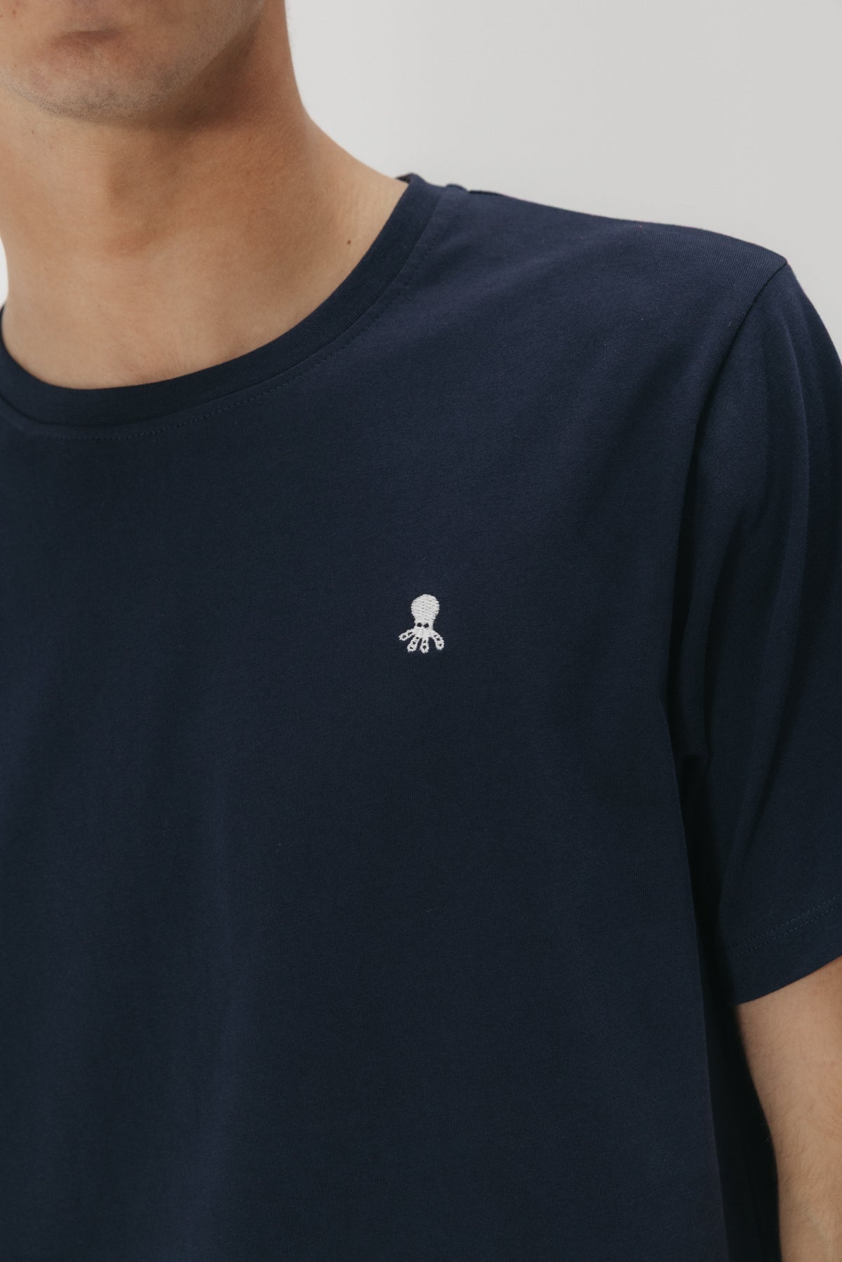 Camiseta bordado logo contraste azul marino
