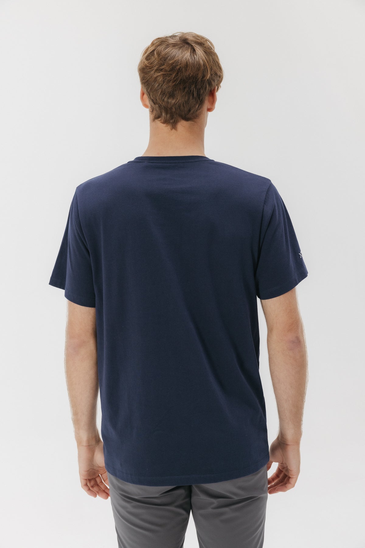 Camiseta bordado logo contraste azul marino