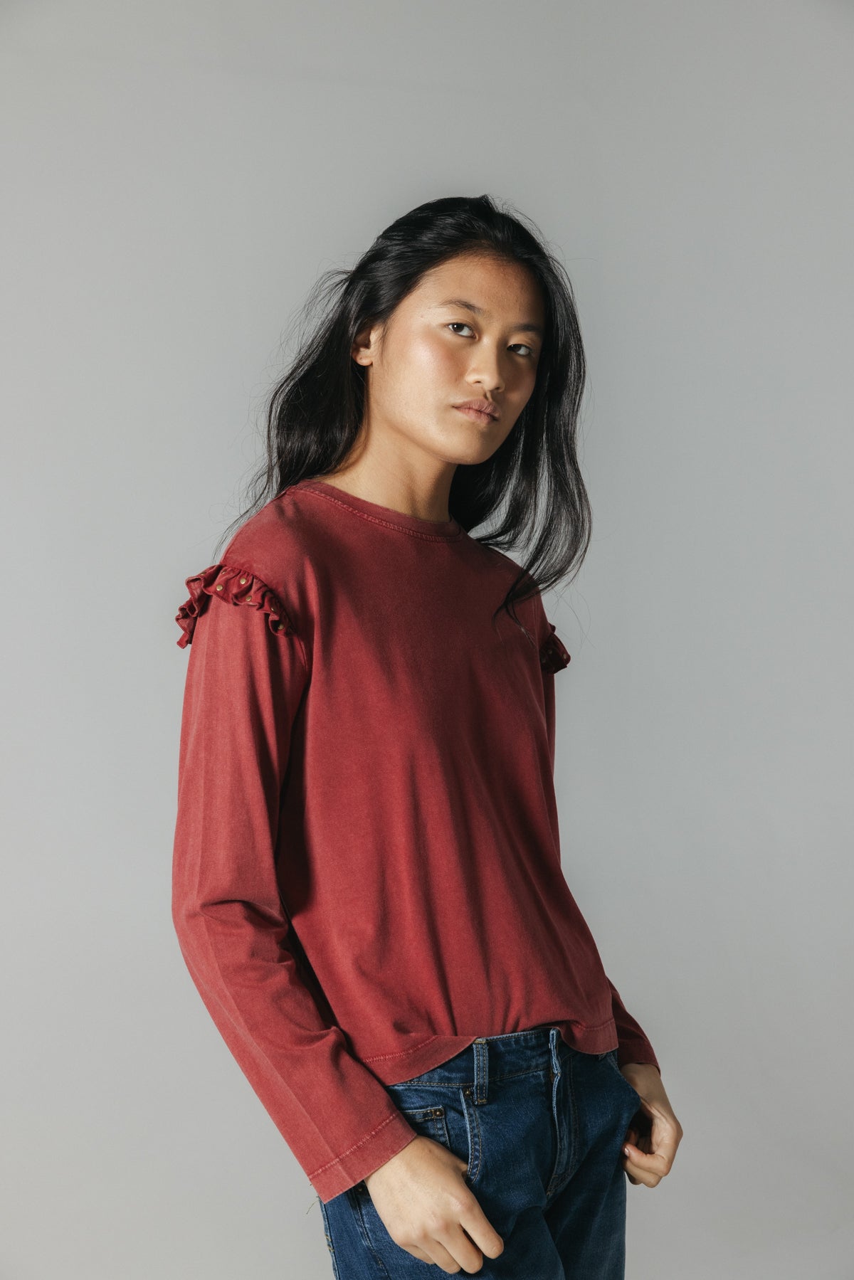 CAMISETA TEEN VOLANTES MANGA TACHAS GRANATE