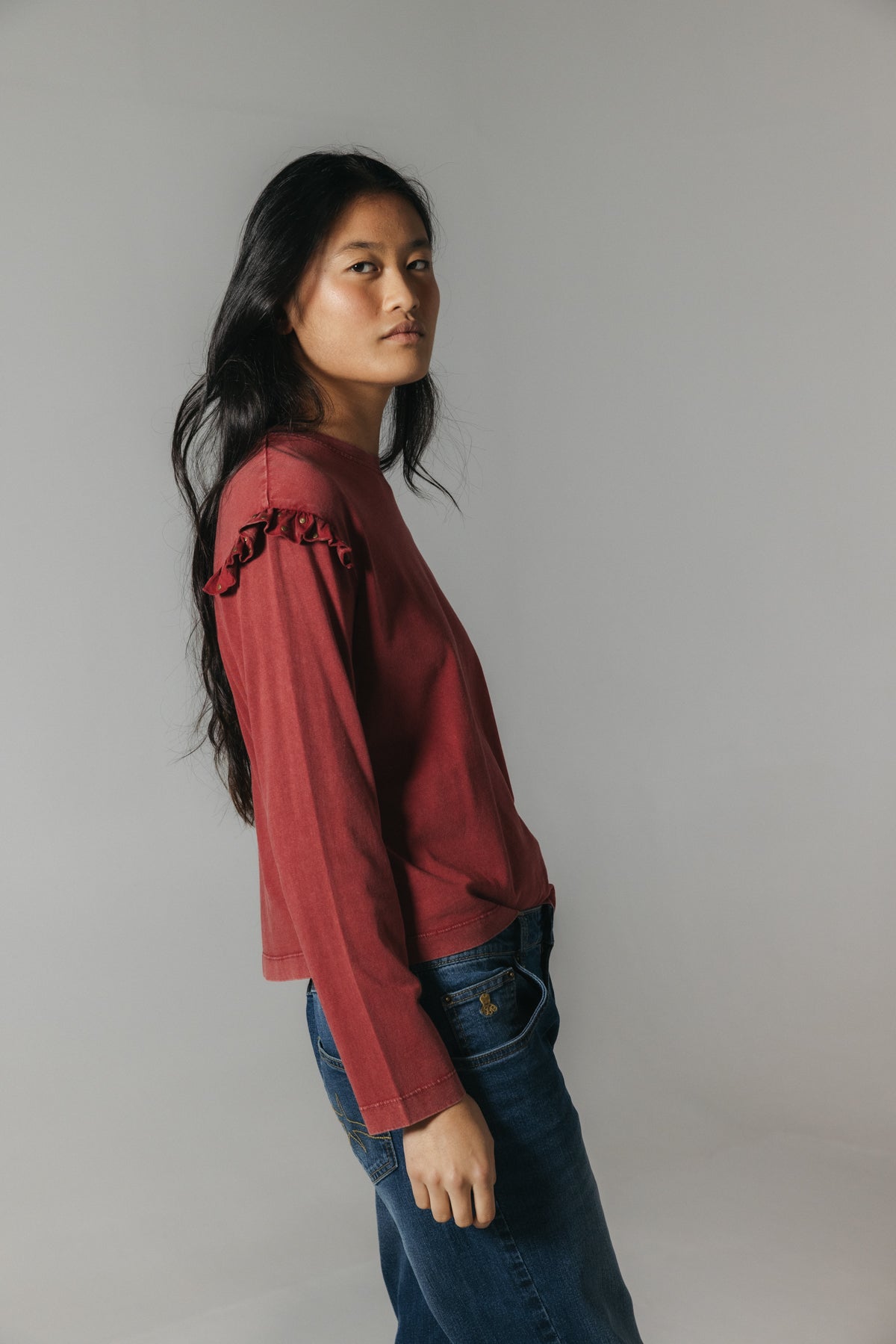 CAMISETA TEEN VOLANTES MANGA TACHAS GRANATE