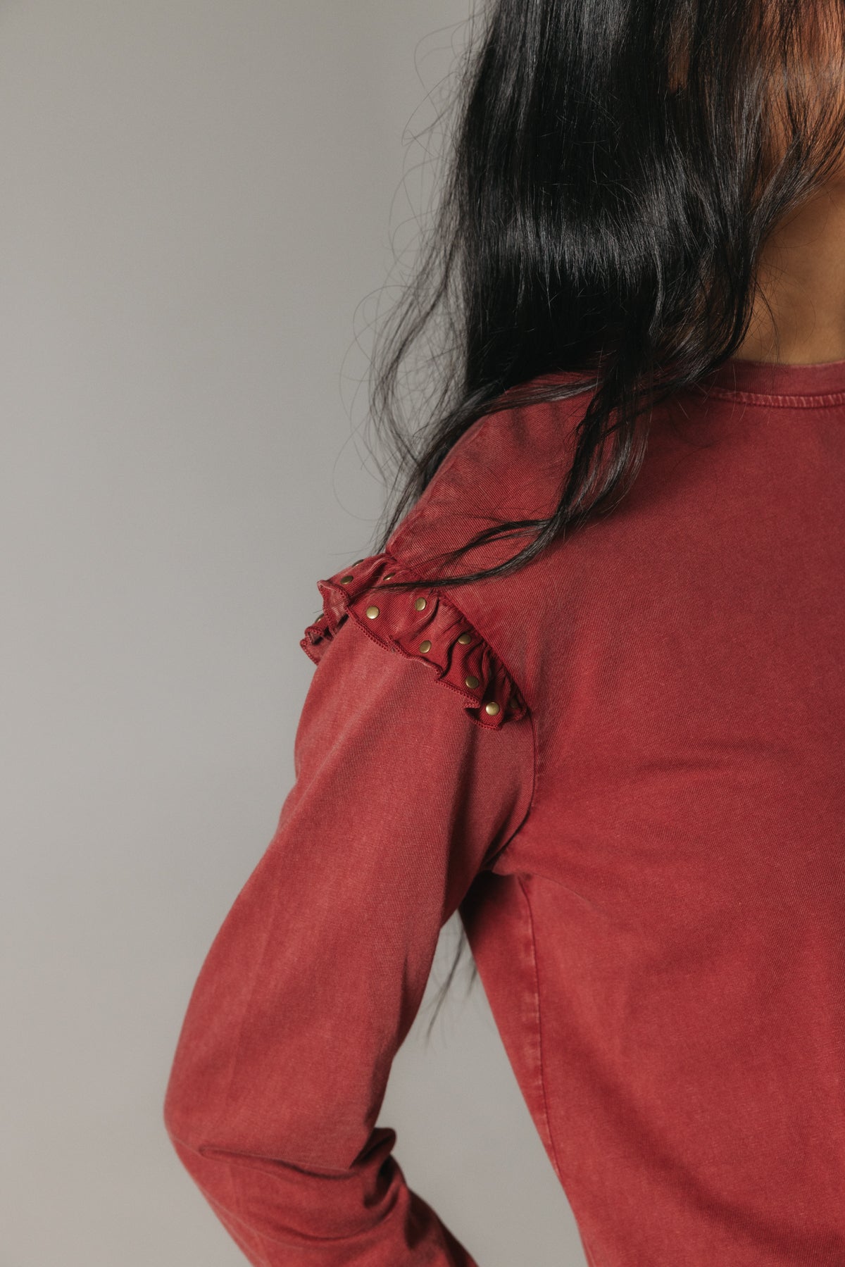 CAMISETA TEEN VOLANTES MANGA TACHAS GRANATE