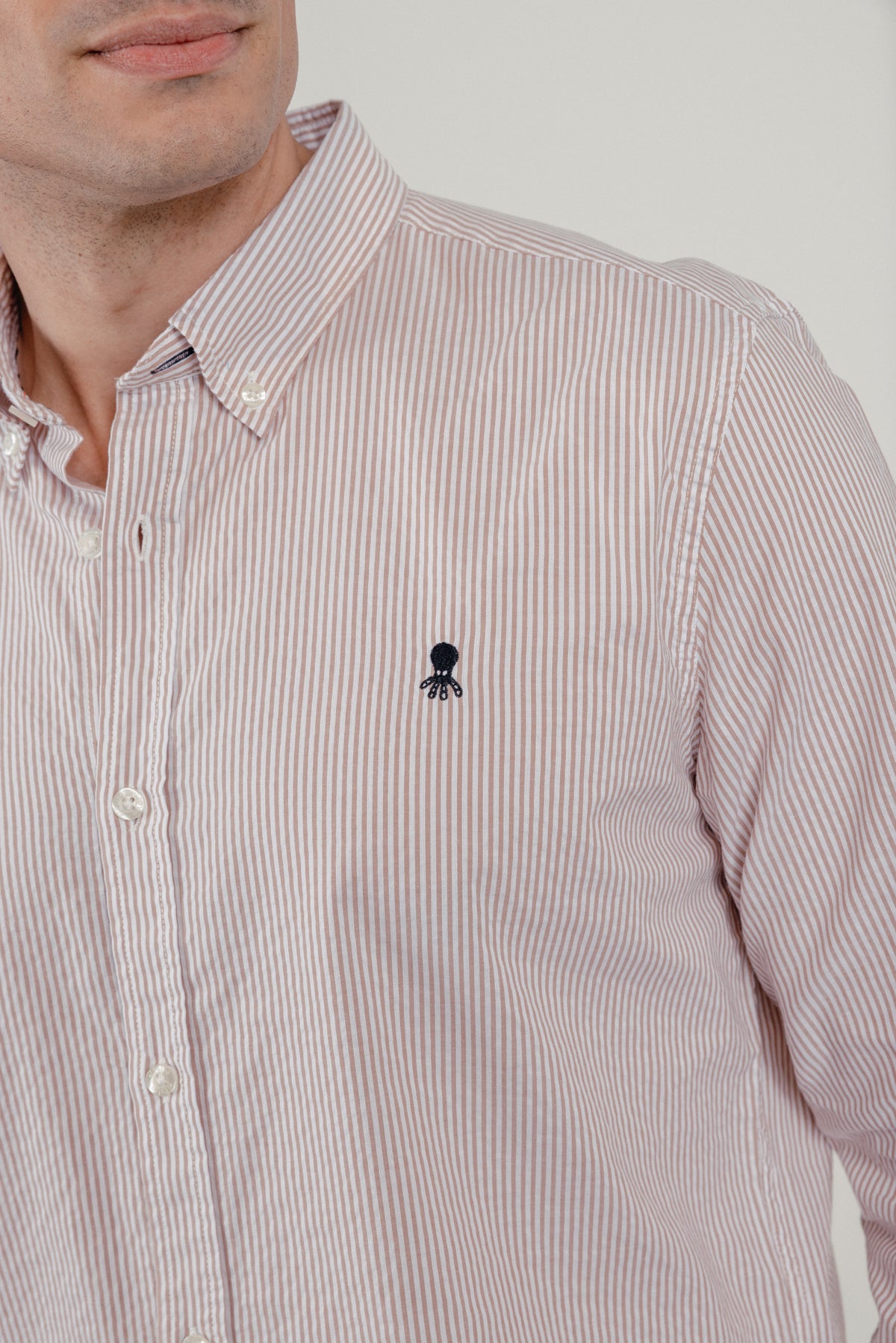 Camisa casual popelín raya pequeña canela