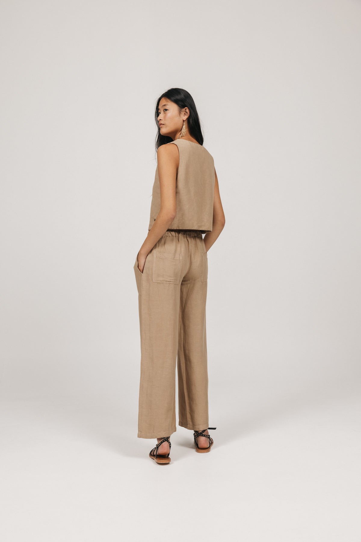 CALÇA FLUIDA TEEN COM BOLSOS LATERAIS AREIA