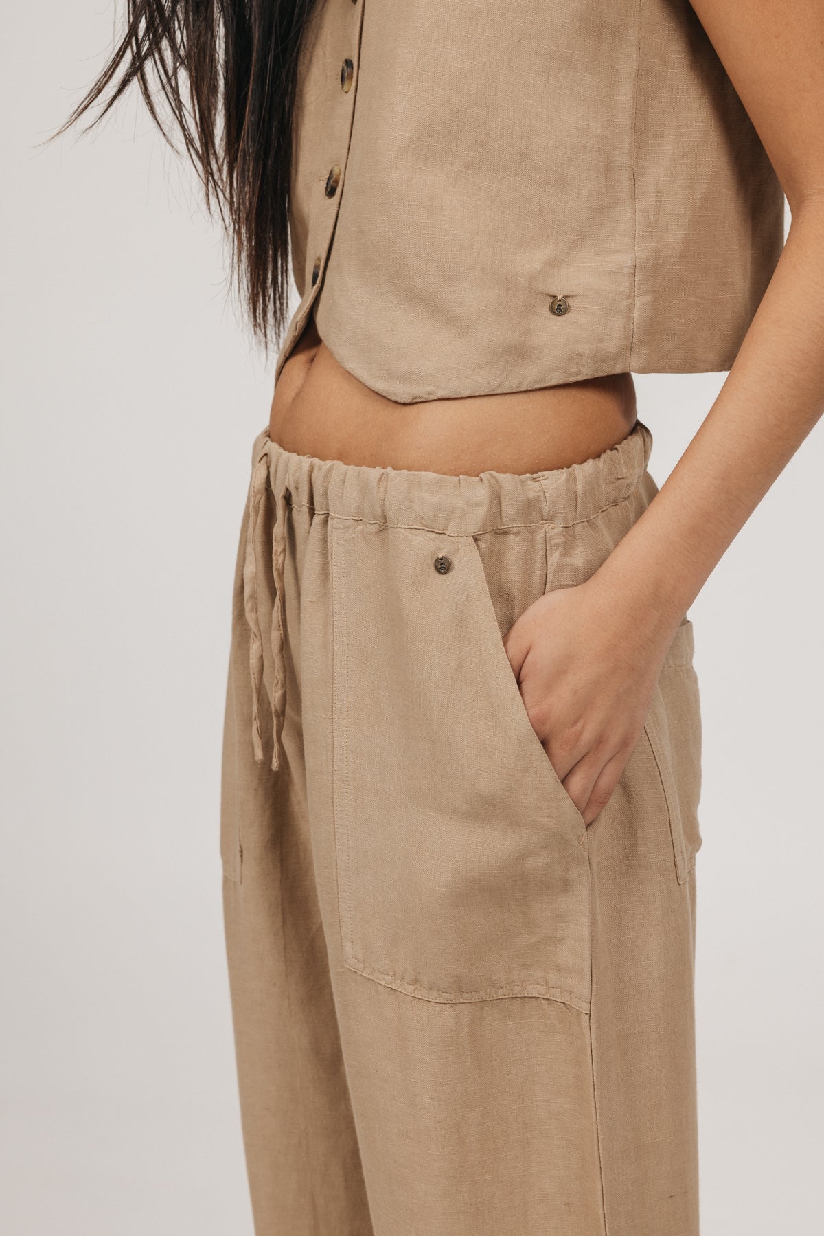 CALÇA FLUIDA TEEN COM BOLSOS LATERAIS AREIA
