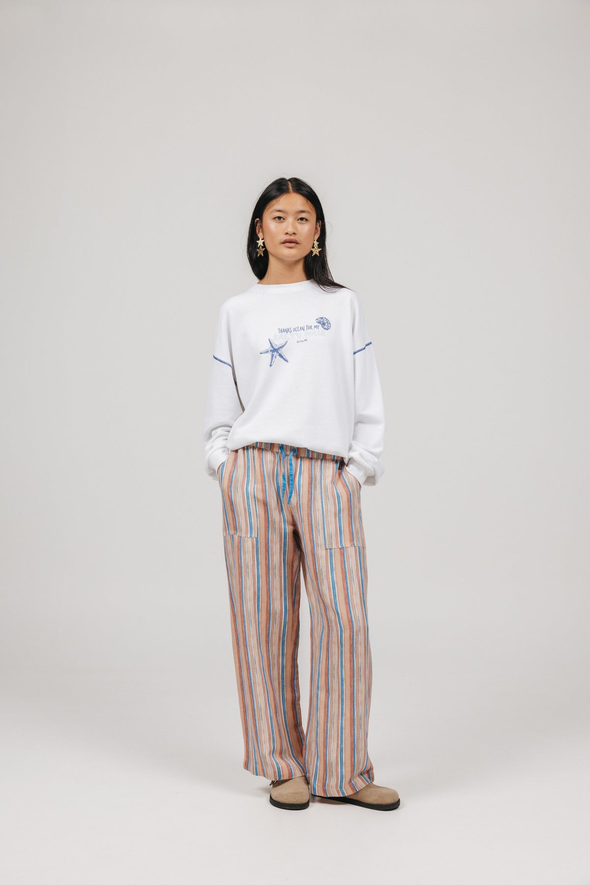 CALÇA ADOLESCENTE FLUIDA COM RISCAS MULTICOLORIDAS