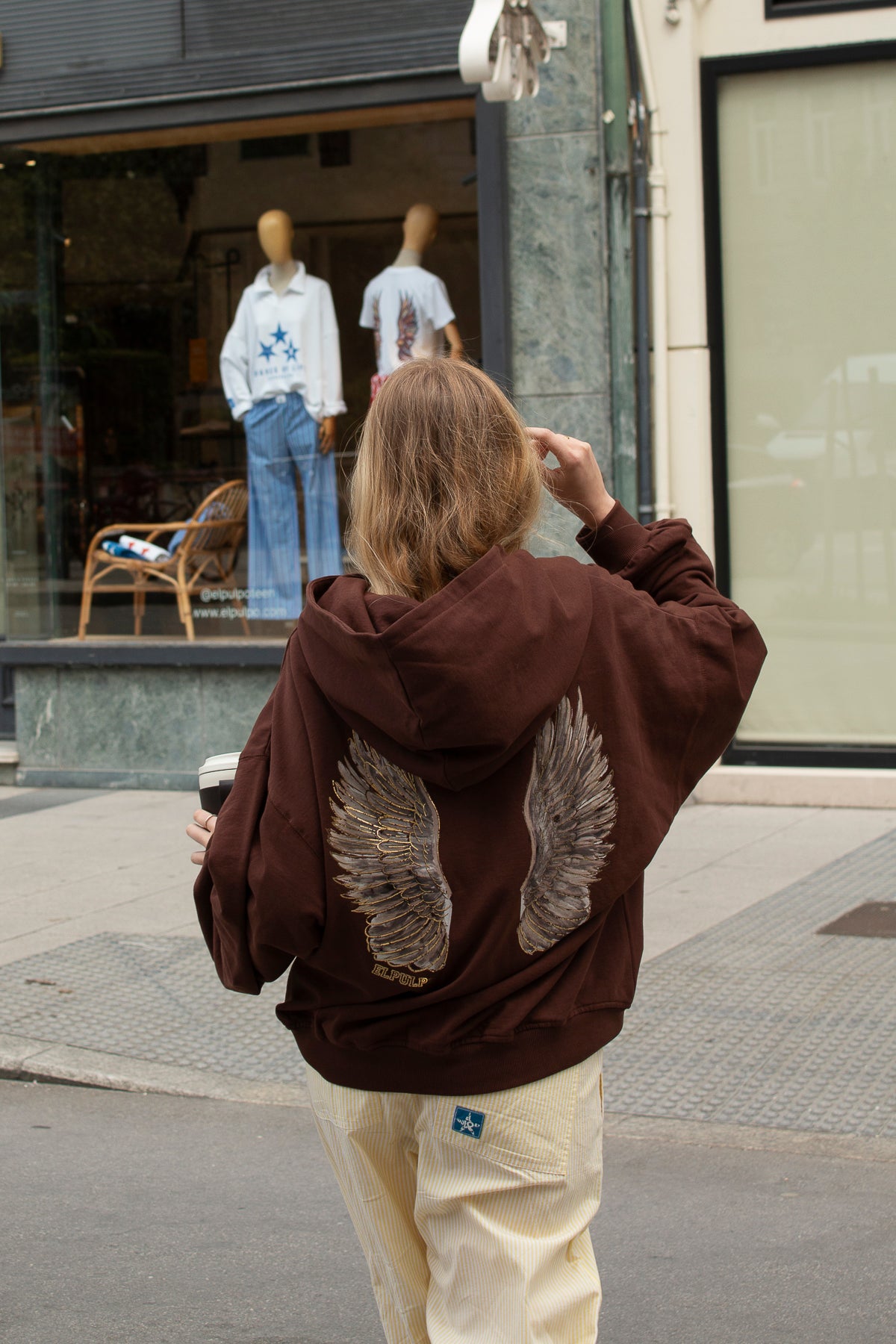 Sudadera capucha teen alas marrón chocolate