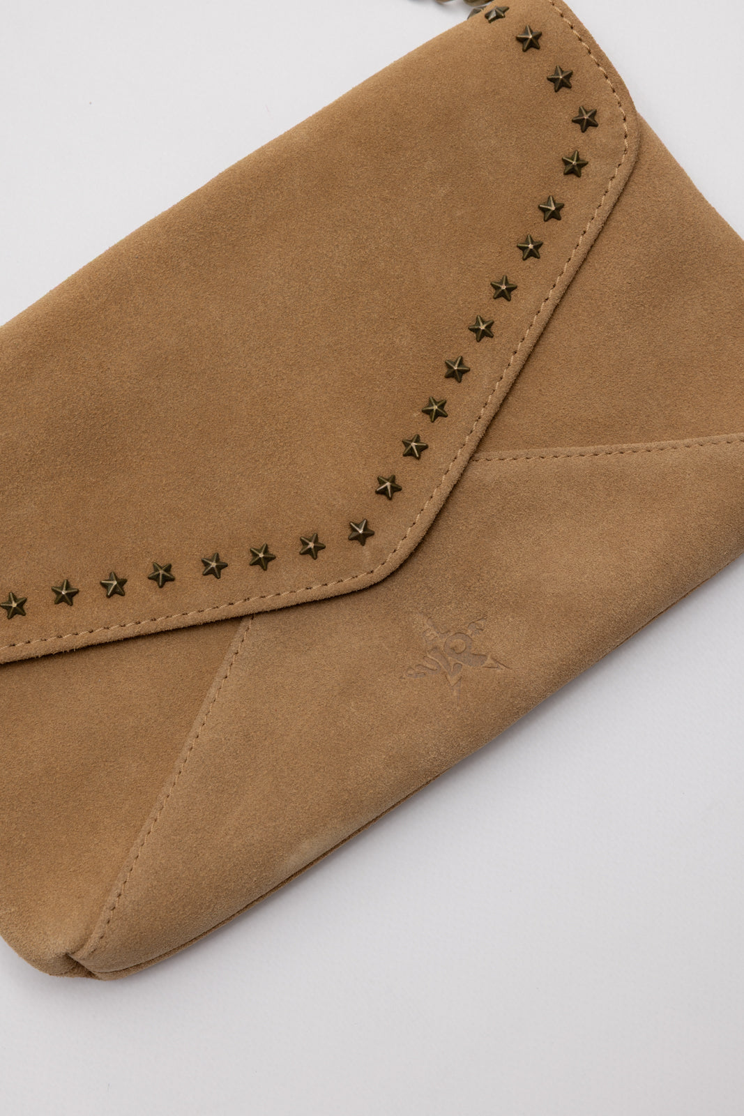 BOLSO SOLAPA TACHAS CAMEL