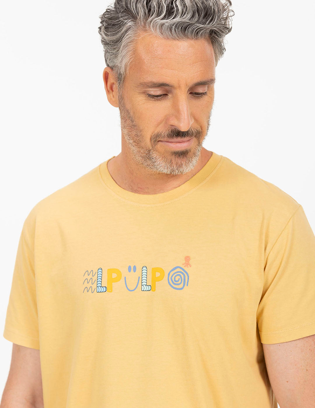 CAMISETA ESTAMPADO LETRAS SMILEY MOSTAZA DELAVÉ