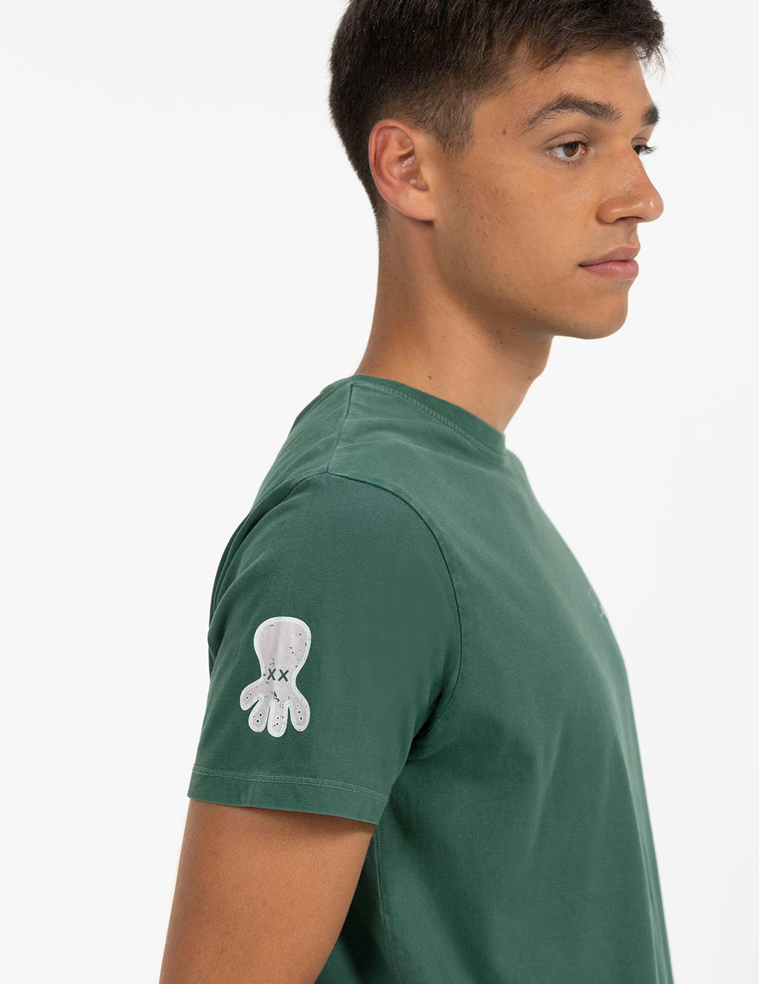 CAMISETA ESTAMPADO TRIPLE LOGO DESGASTADO VERDE INGLÉS