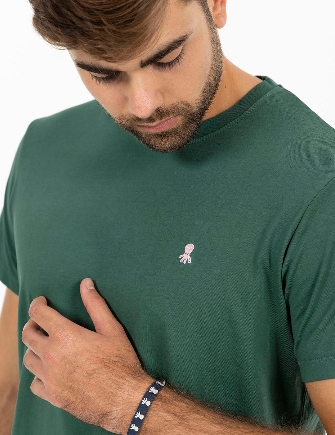 CAMISETA BORDADO LOGO CONTRASTE VERDE INGLÉS