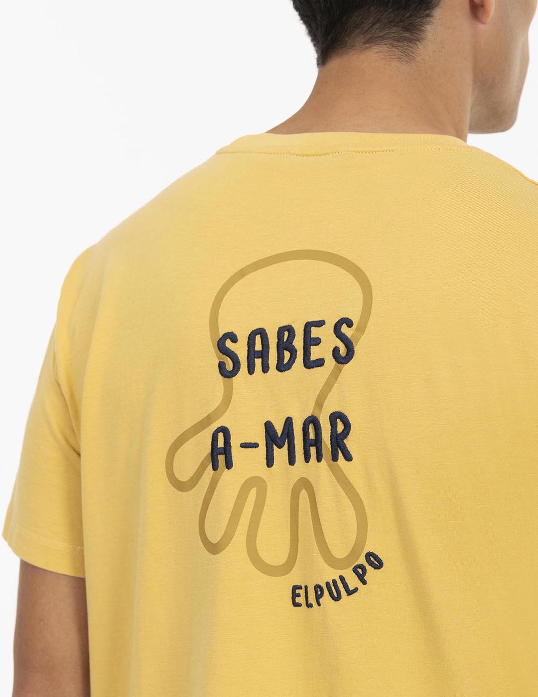 CAMISETA BORDADO CONTRASTE SABES A MAR MOSTAZA DELAVÉ