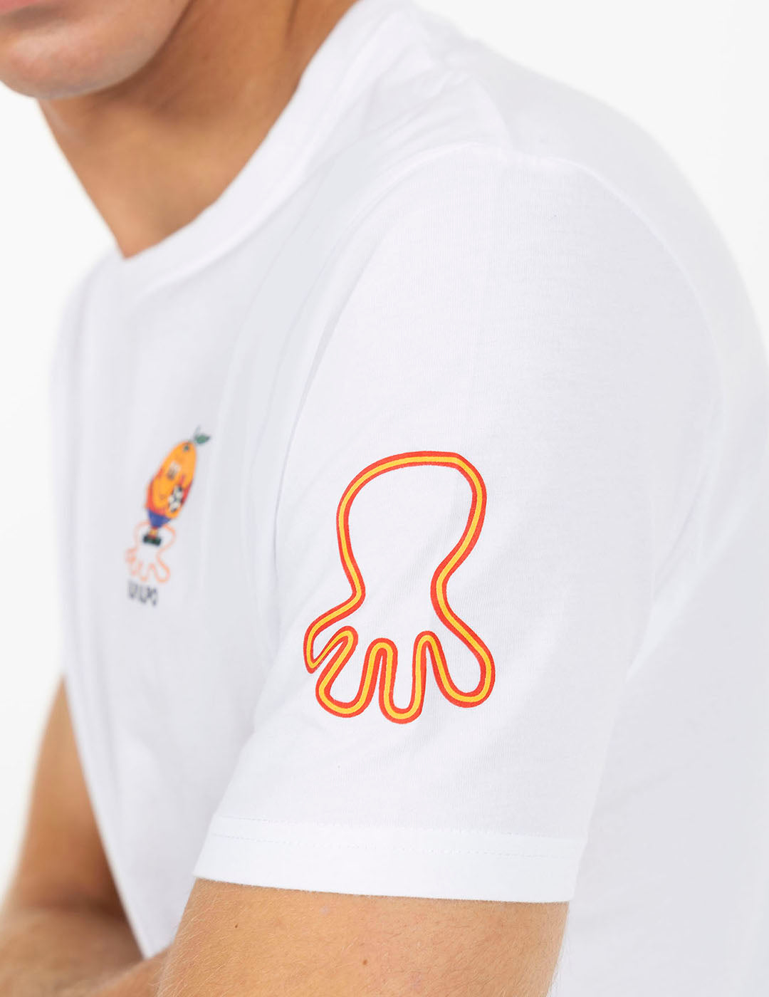 CAMISETA ESTAMPADO TRIPLE EMBLEMA NARANJITO BLANCO PURO