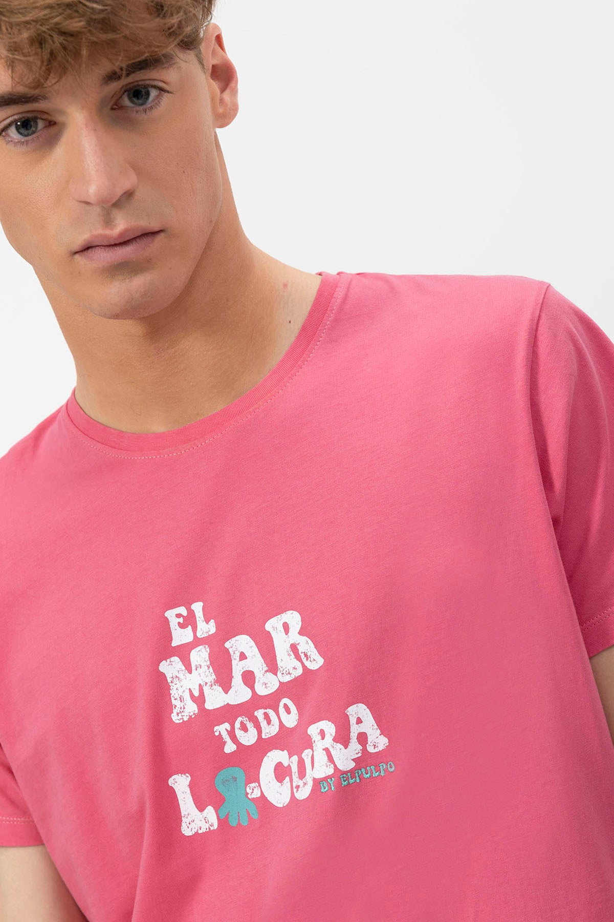 CAMISETA  EL MAR TODO LO-CURA ROSA CHICLE