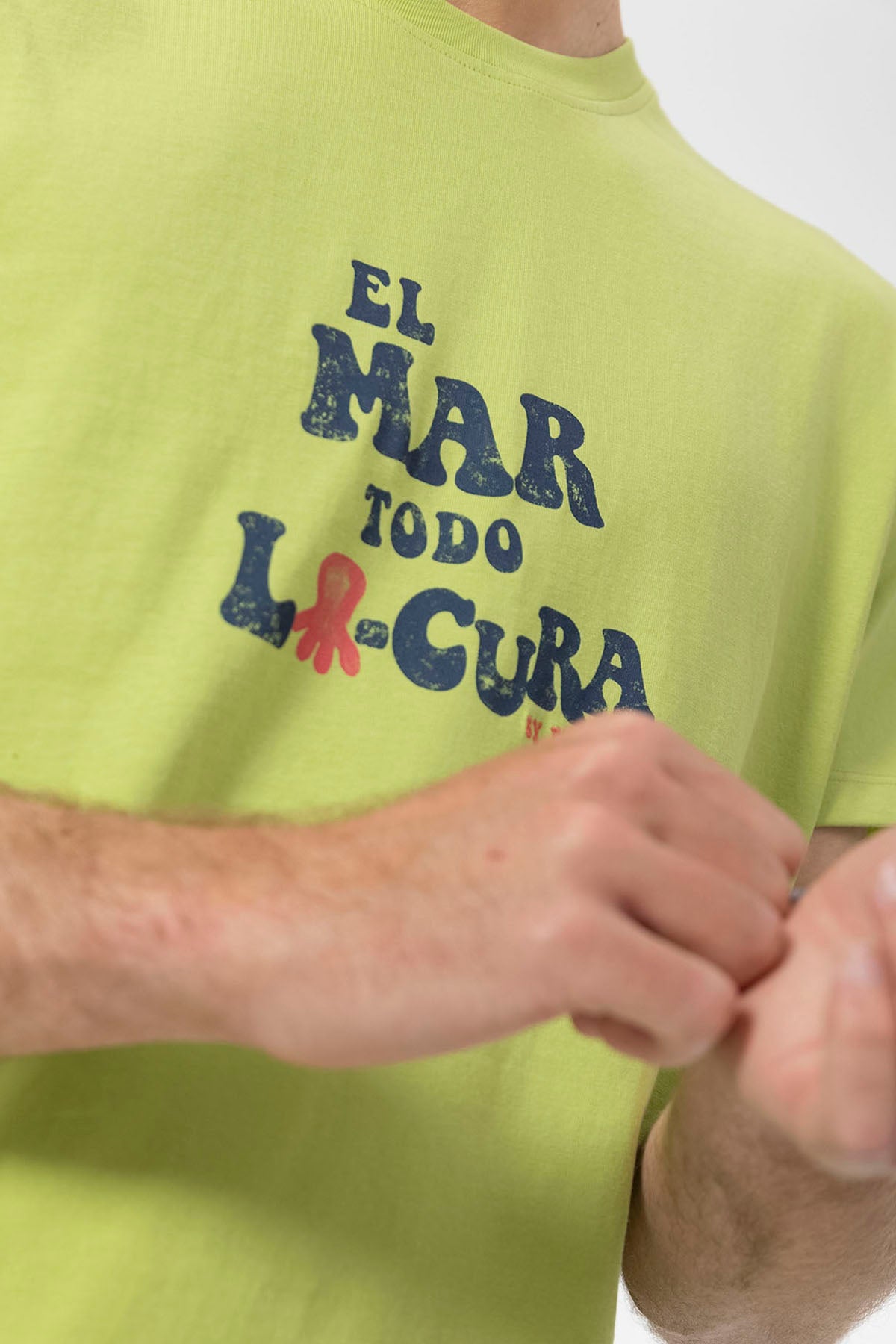 CAMISETA  EL MAR TODO LO-CURA VERDE PISTACHO