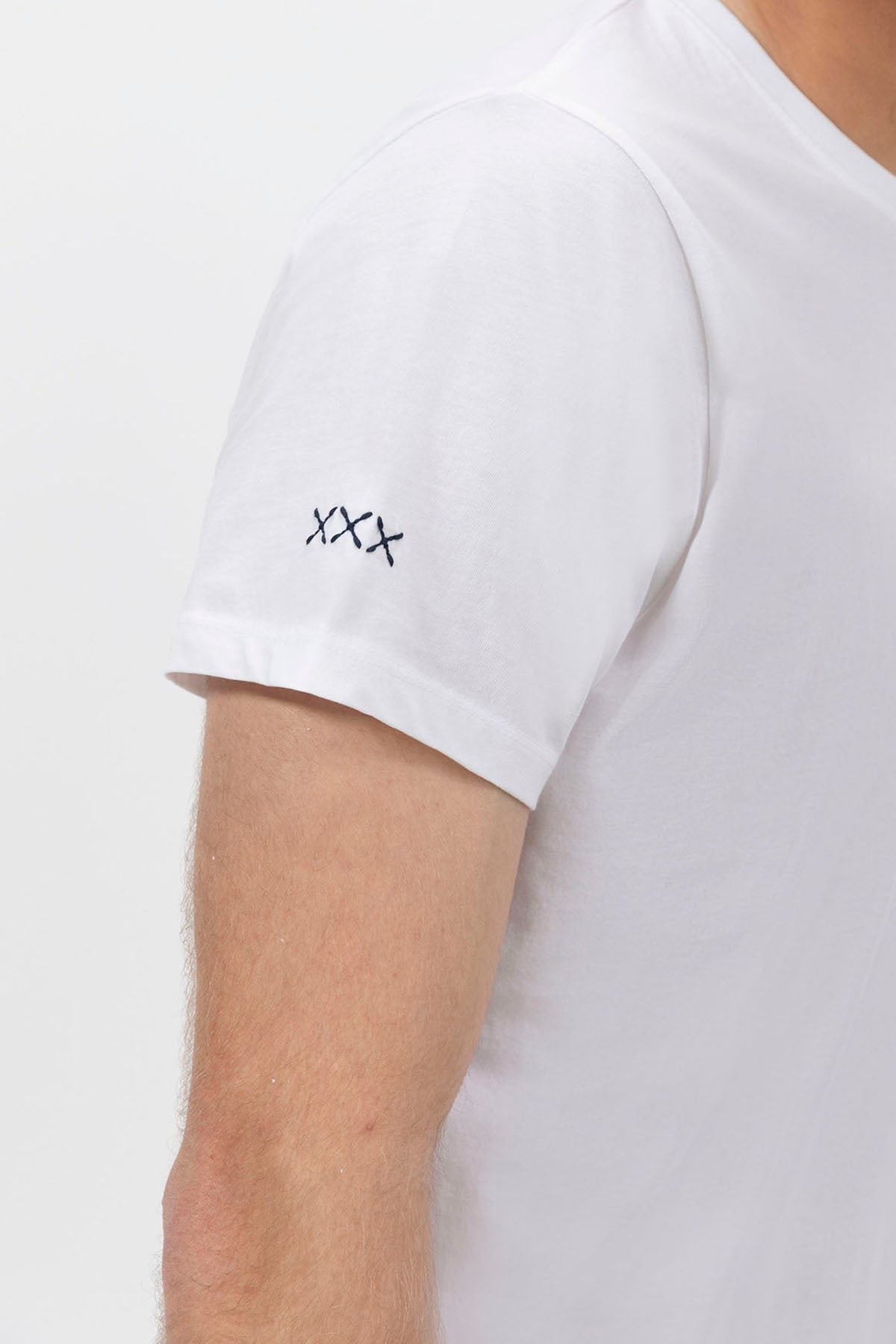 BASIC T-SHIRT WITH CONTRAST EMBROIDERY IN PURE WHITE