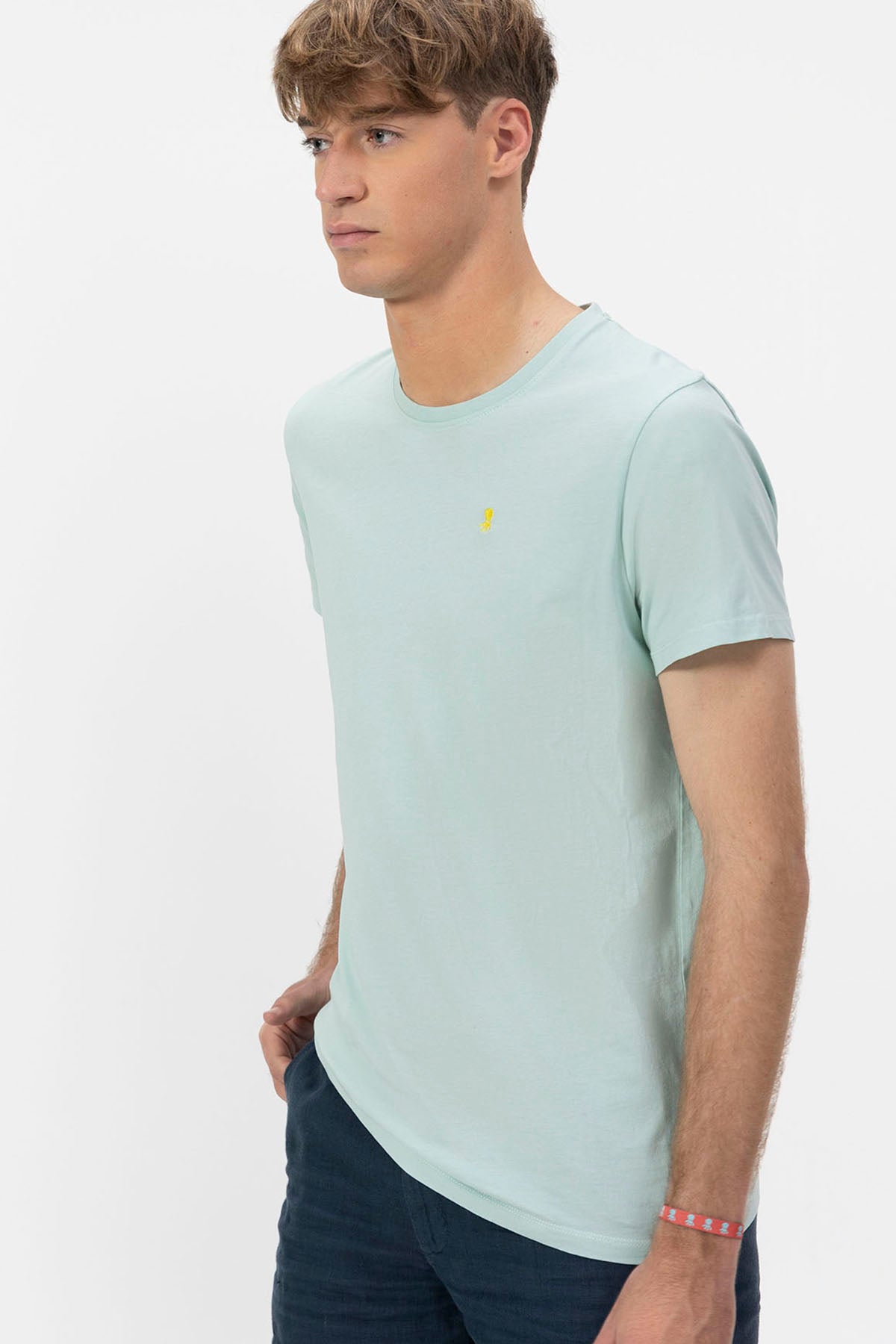 BASIC T-SHIRT WITH CONTRAST EMBROIDERY IN TURQUOISE BLUE