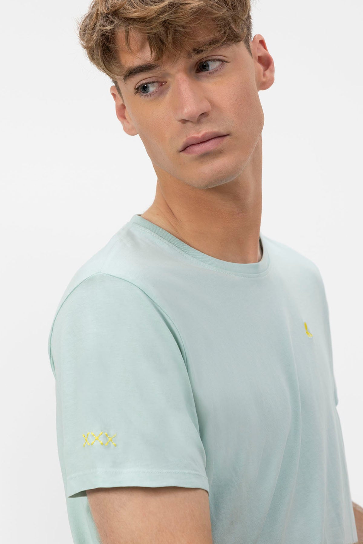 BASIC T-SHIRT WITH CONTRAST EMBROIDERY IN TURQUOISE BLUE