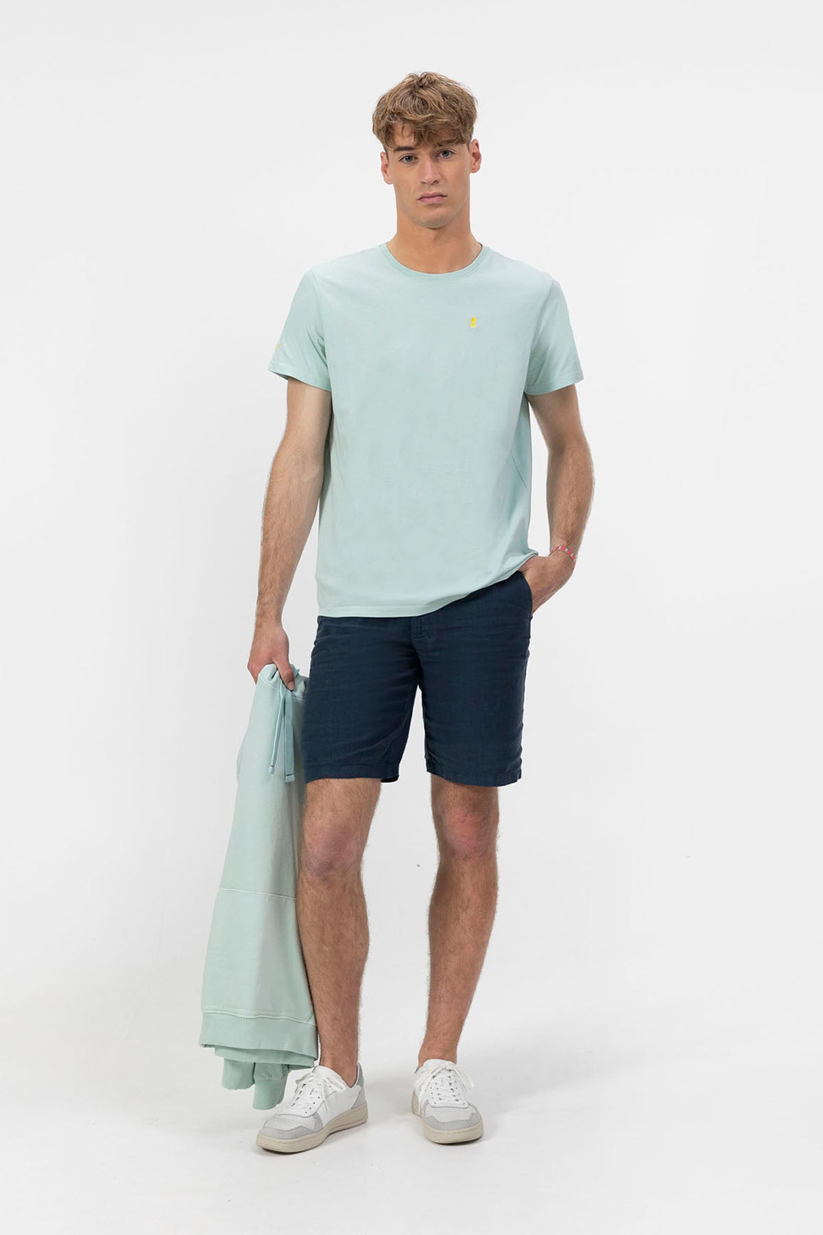 BASIC T-SHIRT WITH CONTRAST EMBROIDERY IN TURQUOISE BLUE