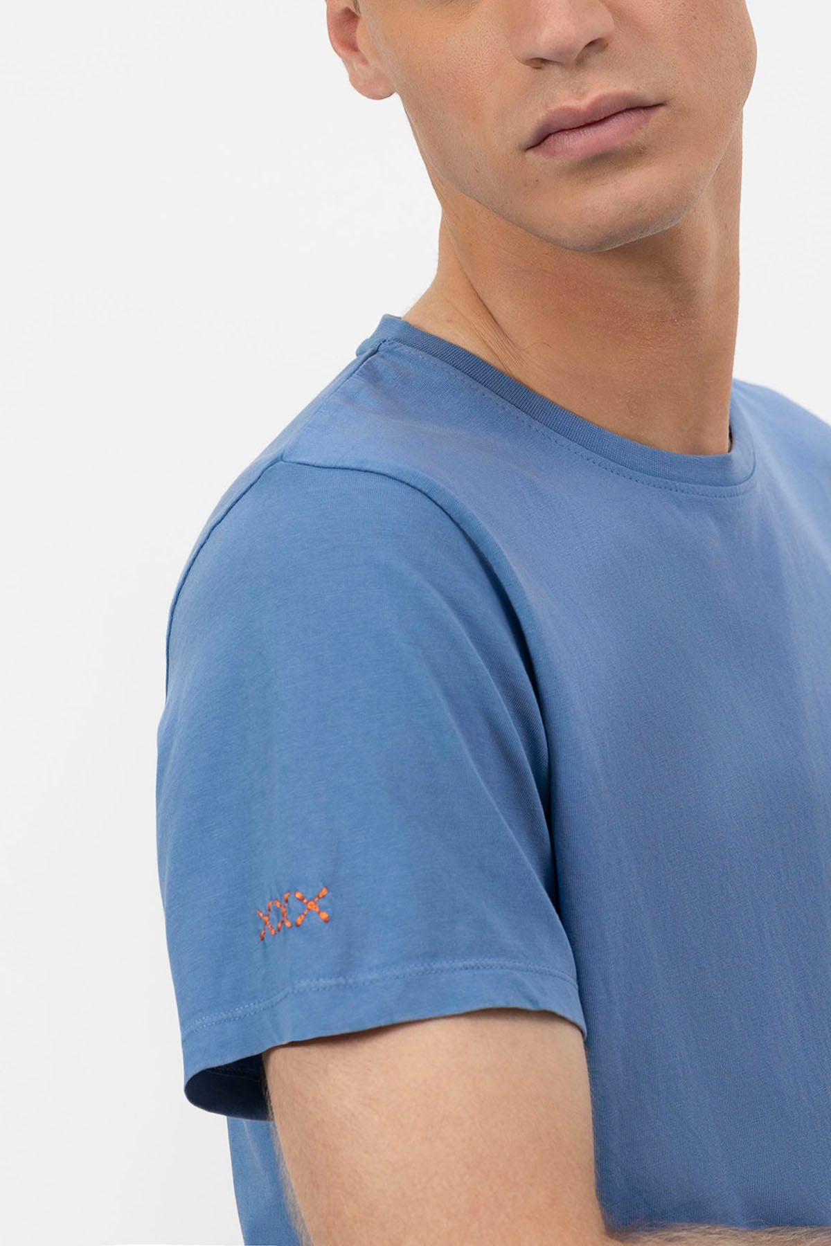 BASIC T-SHIRT WITH INDIGO CONTRAST EMBROIDERY