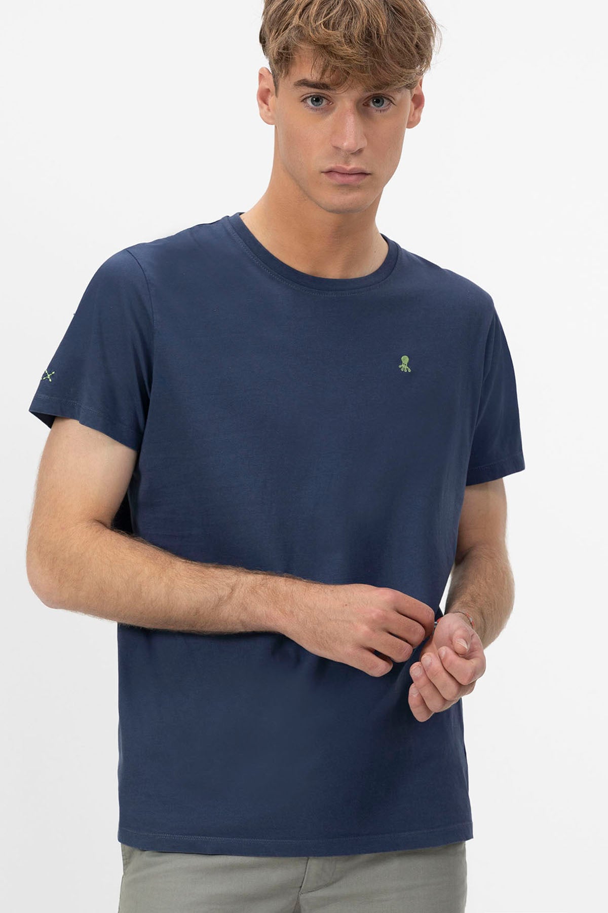 DELAVÉ NAVY BLUE CONTRAST EMBROIDERY BASIC T-SHIRT