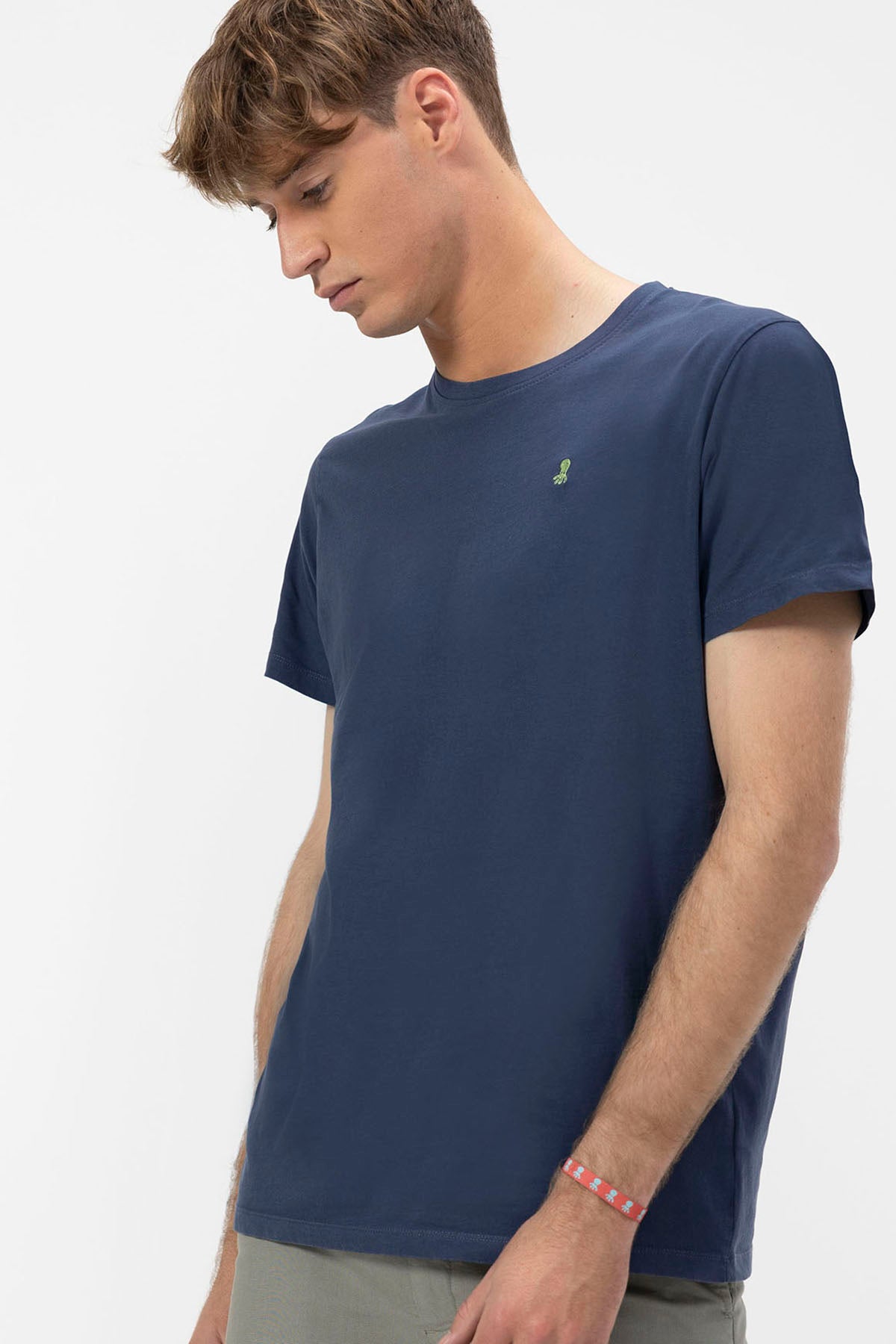 DELAVÉ NAVY BLUE CONTRAST EMBROIDERY BASIC T-SHIRT