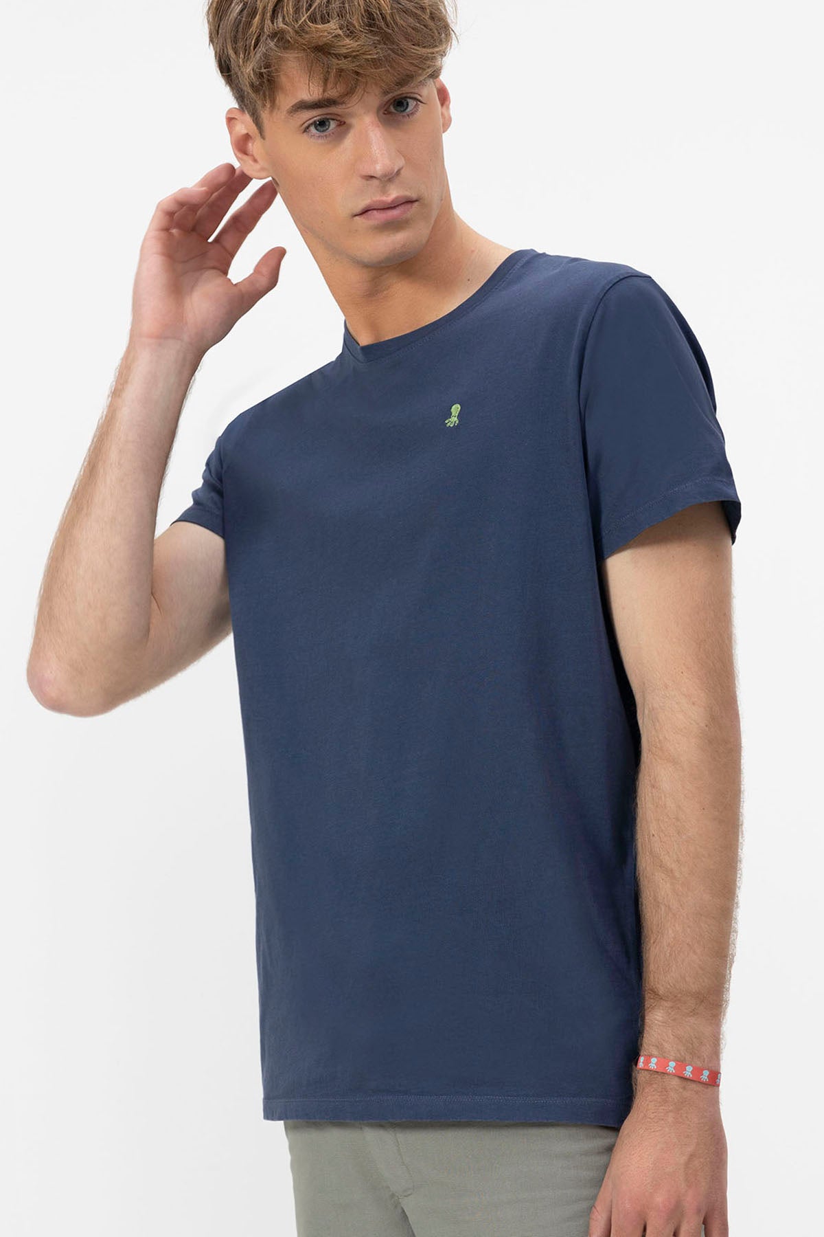 DELAVÉ NAVY BLUE CONTRAST EMBROIDERY BASIC T-SHIRT