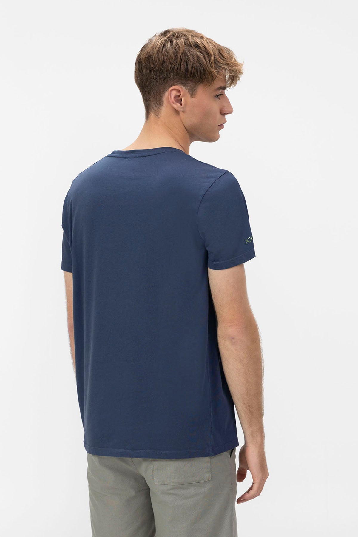 DELAVÉ NAVY BLUE CONTRAST EMBROIDERY BASIC T-SHIRT