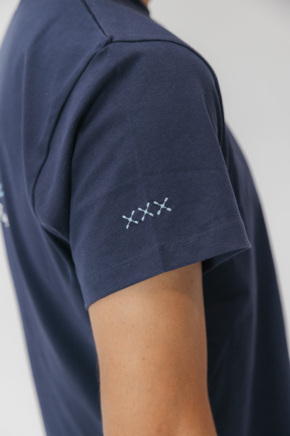 CAMISETA EL MAR TODO LO-CURA AZUL MARINO DELAVÉ