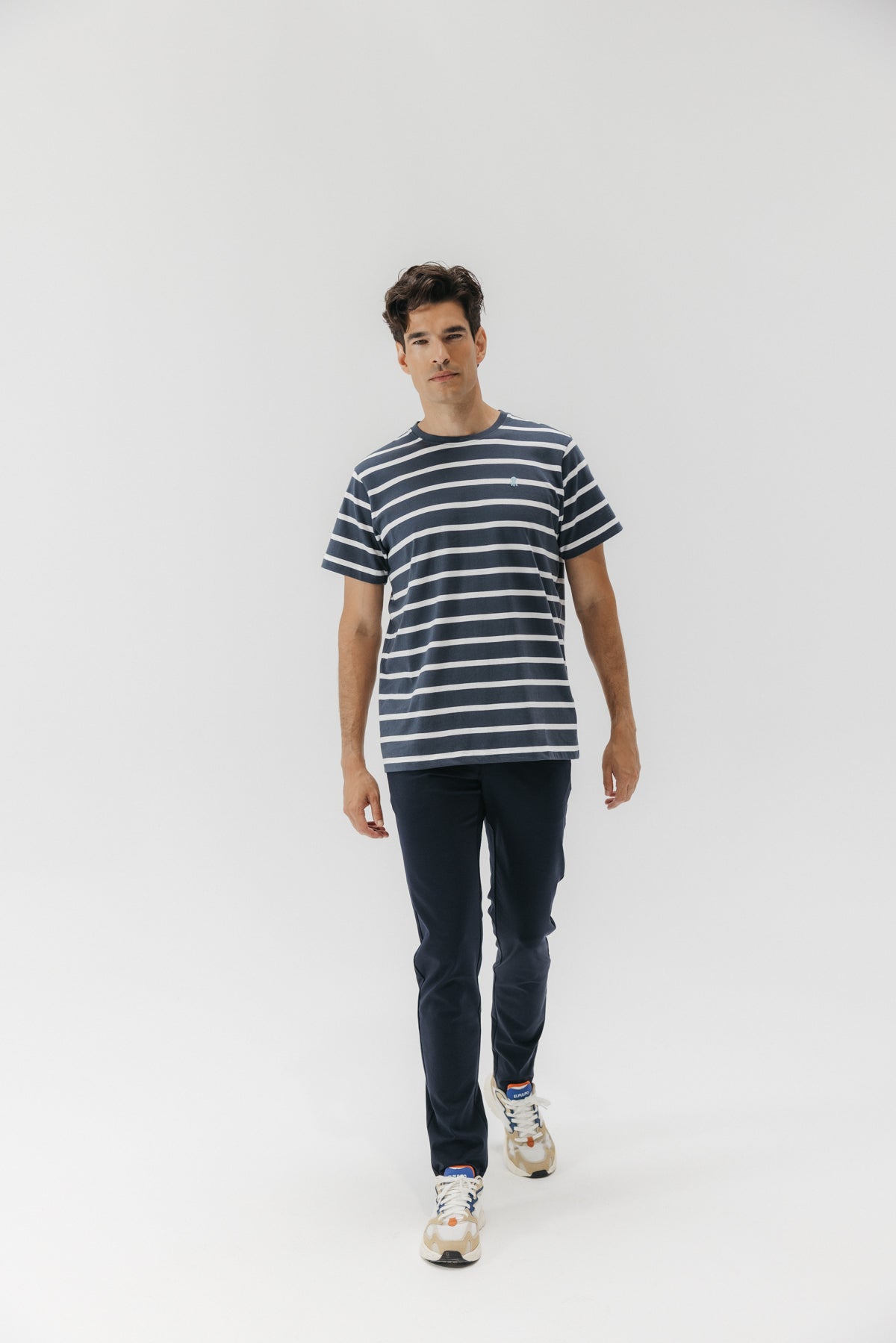 CAMISETA BÁSICA BORDADO RAYAS AZUL MARINO