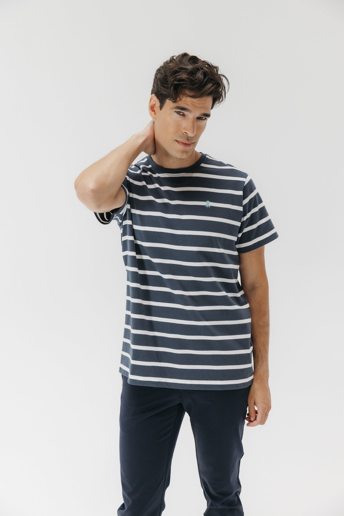 CAMISETA BÁSICA BORDADO RAYAS AZUL MARINO