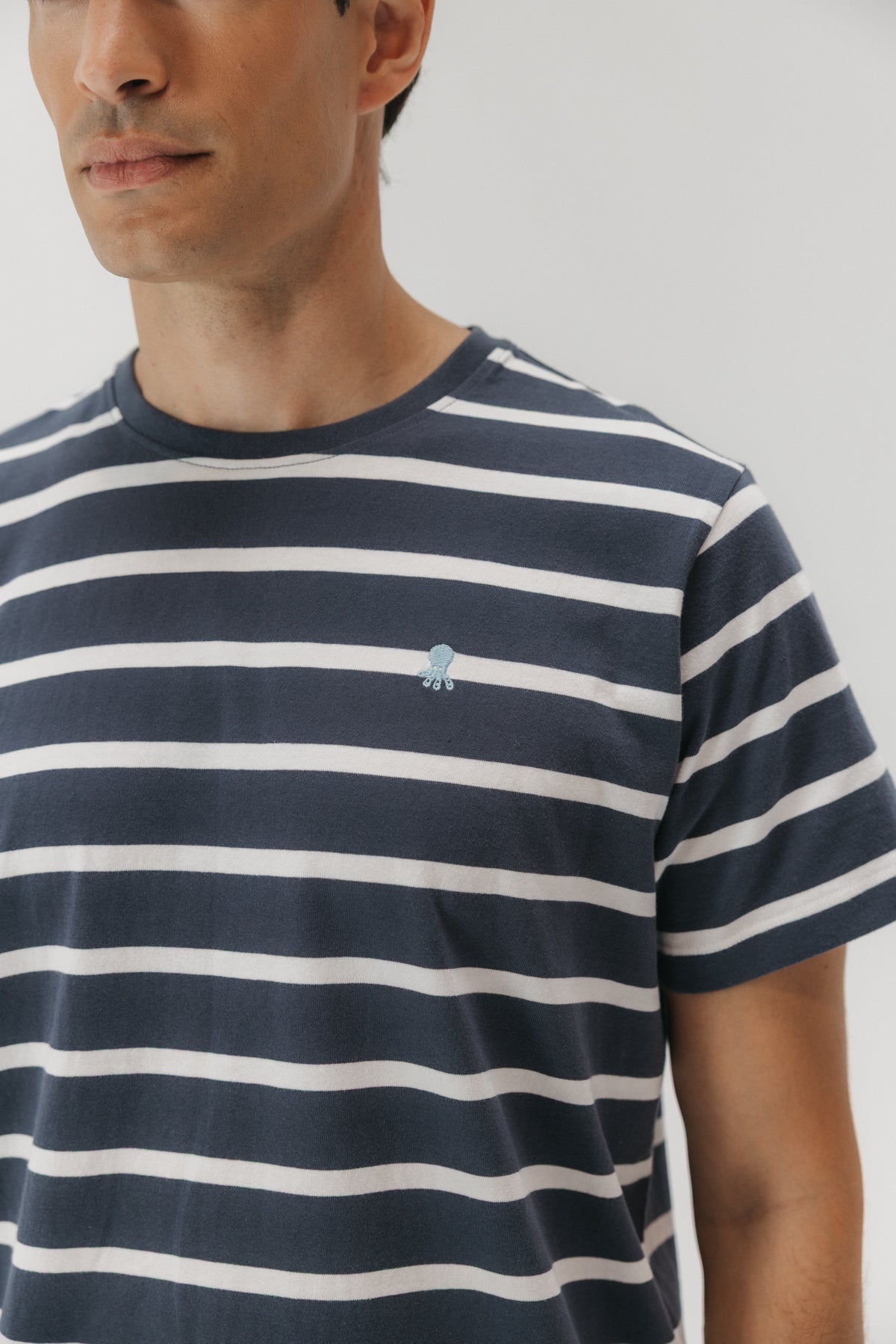 CAMISETA BÁSICA BORDADO RAYAS AZUL MARINO