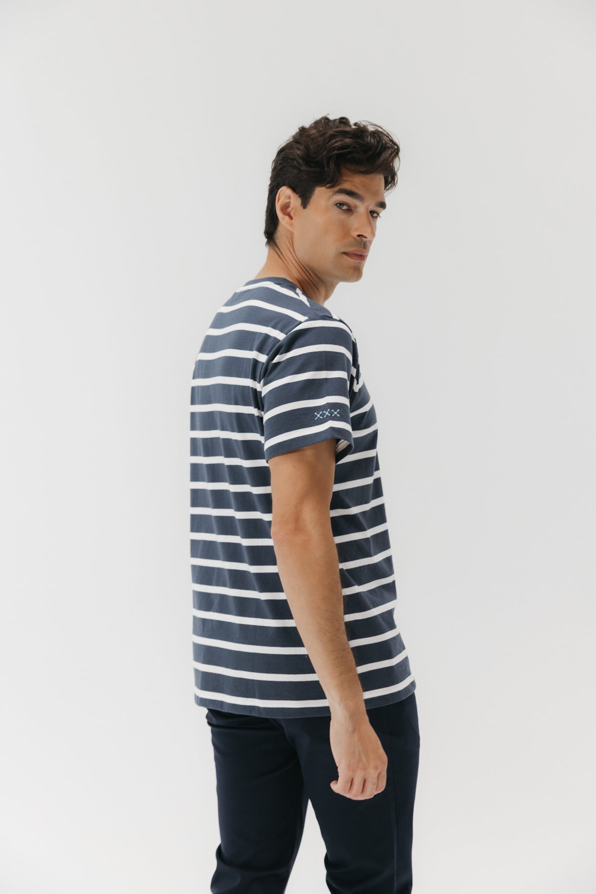 CAMISETA BÁSICA BORDADO RAYAS AZUL MARINO